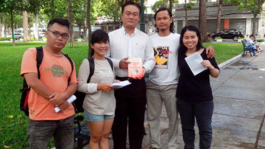 Nguyen Hoang Vi (second left) and other bloggers at the human rights picnic, before they were dispersed