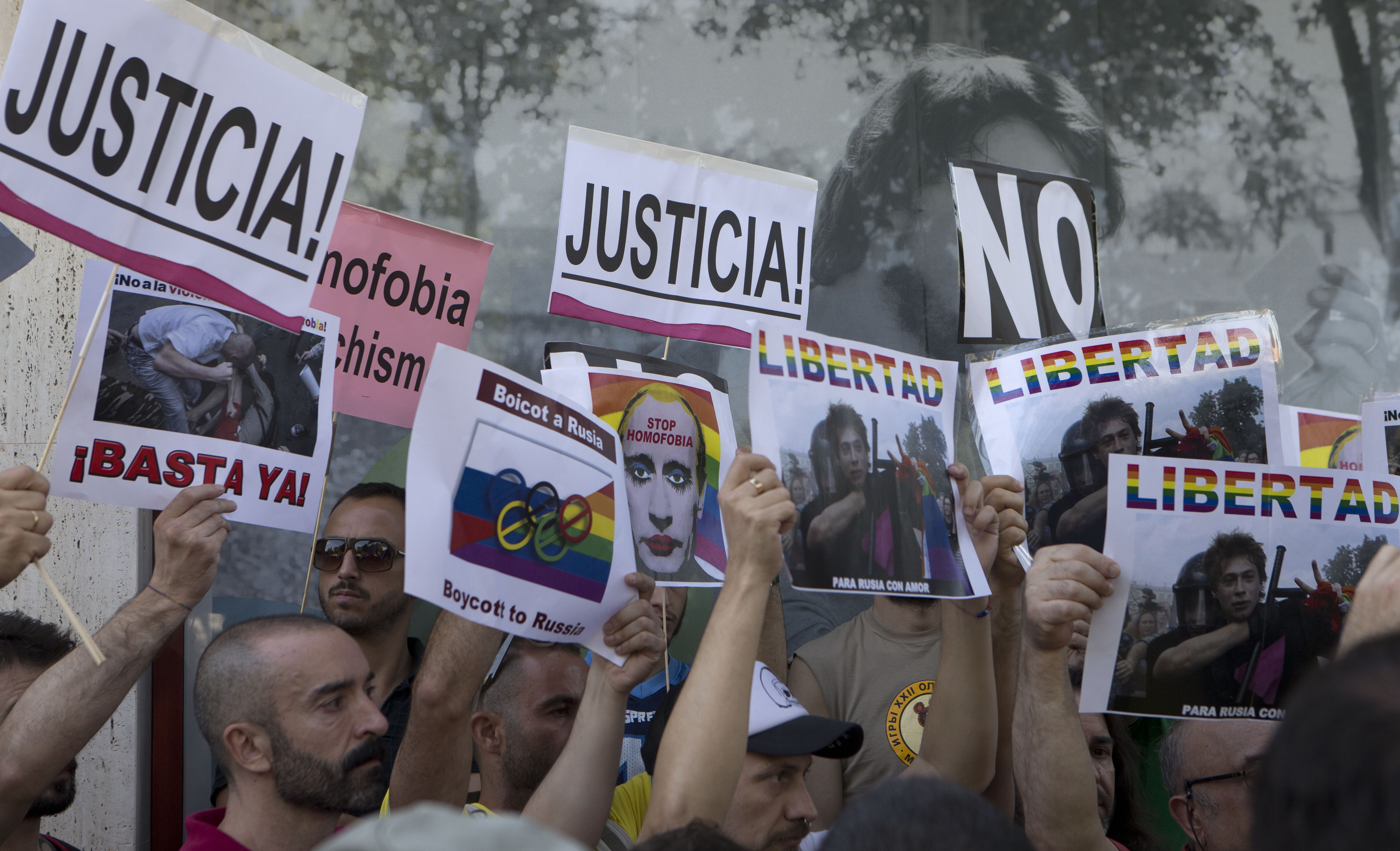 23 August 2013, Spain. Demonstrators call for the Winter 2014 Olympic Games to be taken away from Sochi during a protest in front of the Russian embassy in Madrid.