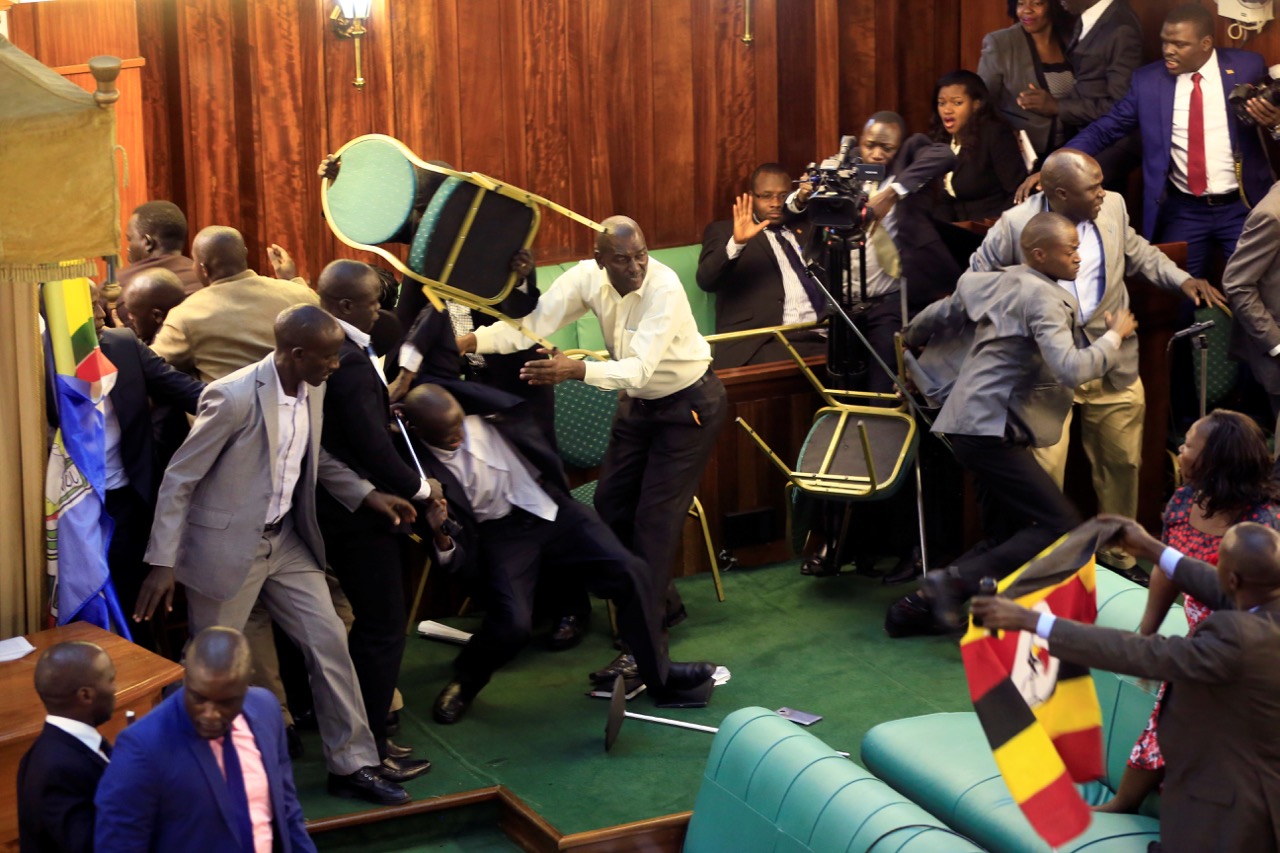 Kampala, le 27 septembre 2017. Des législateurs de l'opposition ougandaise se battent avec le personnel de la sécurité en civil dans le Parlement pendant qu'ils contestent un projet d'amendement à la limite d'âge proposé au débat pour modifier la constitution afin de prolonger le mandat du président