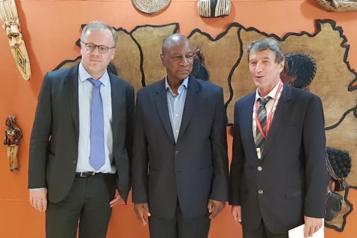 RSF secretary-general Christophe Deloire (far left) and Jean Kouchner, president of the Francophone Press Union (right) met with Guinean president Alpha Condé on 25 November 2017