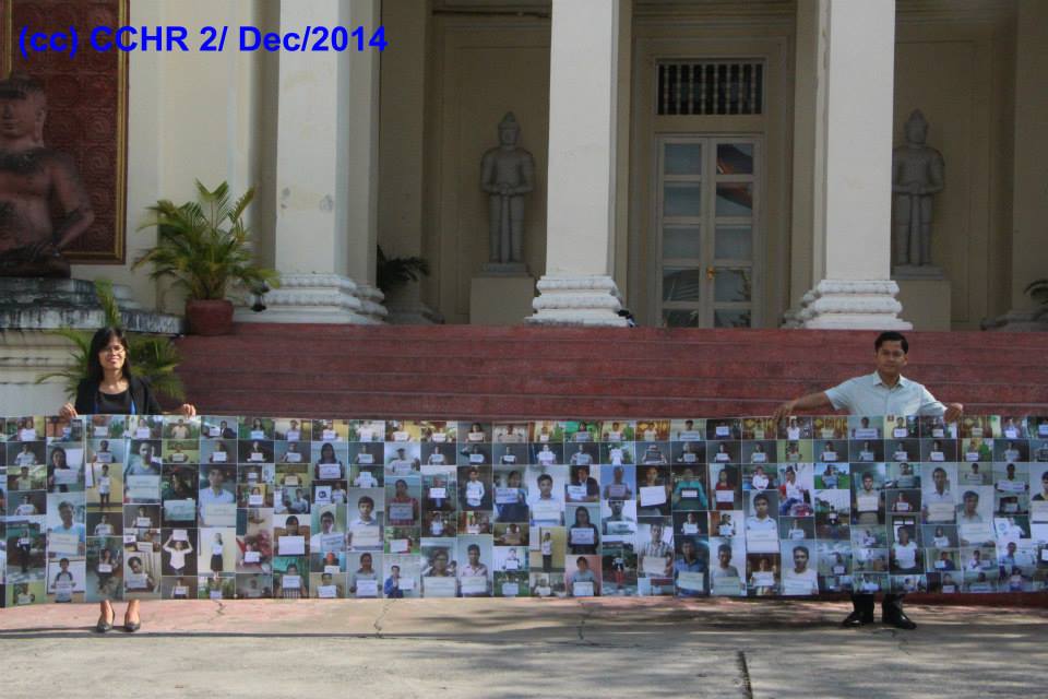 La Directrora Ejecutiva Chak Sopheap y personal de CCHR entregan el afiche al Ministerio de Justicia, Phnom Penh, 2 de diciembre 2014