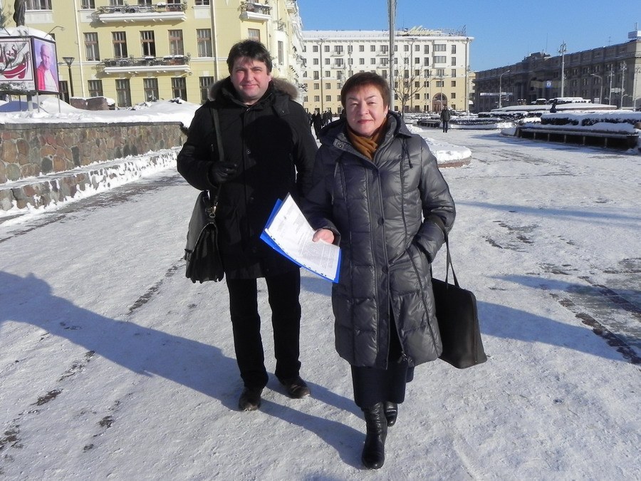 Andrei Bastunets, président de BAJ et Zhanna Litvina, membre du comité directoire de BAJ, sont présents sur une photo de 2013