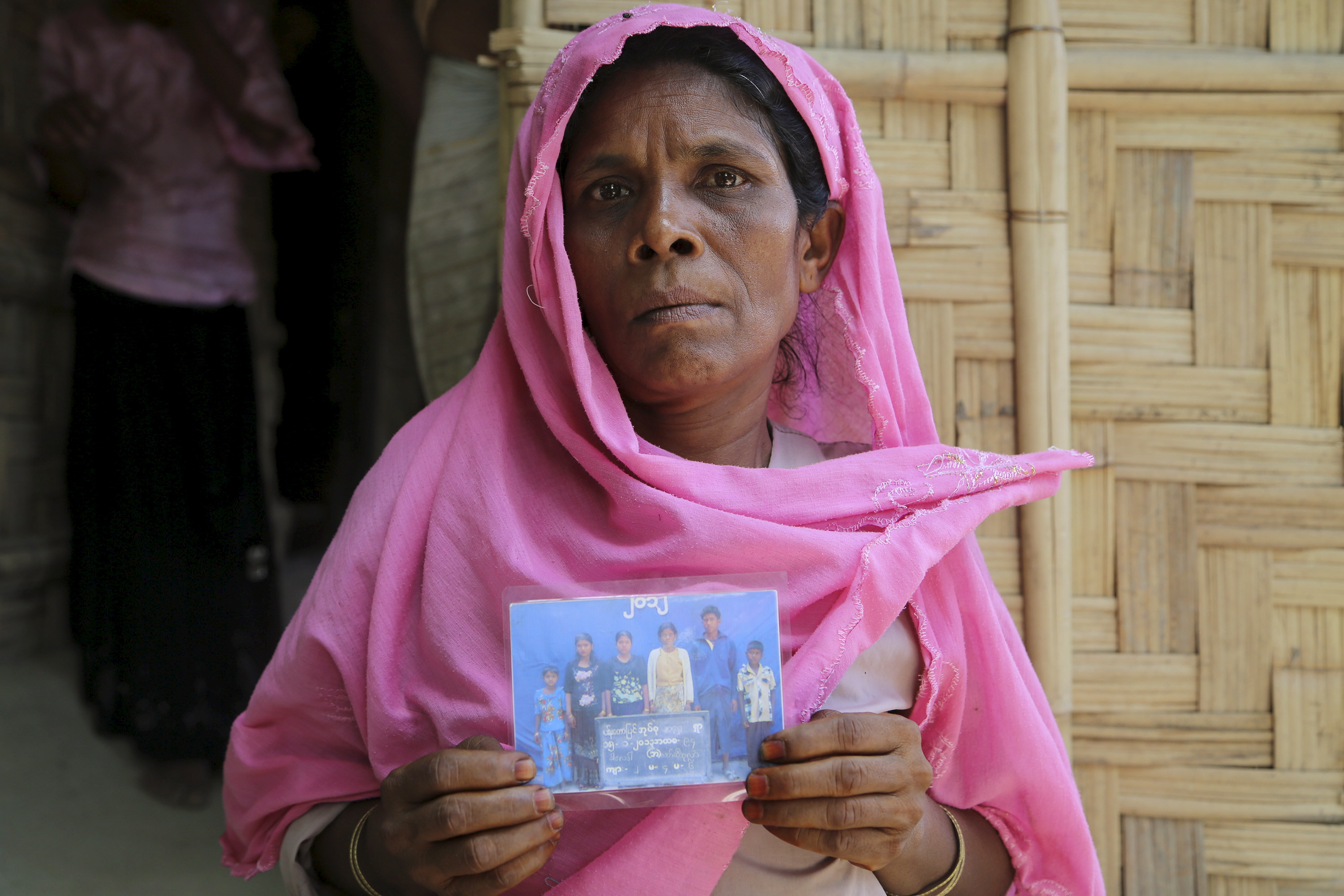 Dans cette photo du 7 juin 2015, Se Tara, une femme Rohingya, dans l'état d'Arakan, tient une photo de famille montrant ces deux enfants disparus, agés de 12 et 18 ans, qui ont pris la mer en février