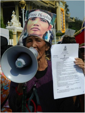 Yorm Bopha supporters submit petition to the King calling for Bopha’s release, 29 March 2013.