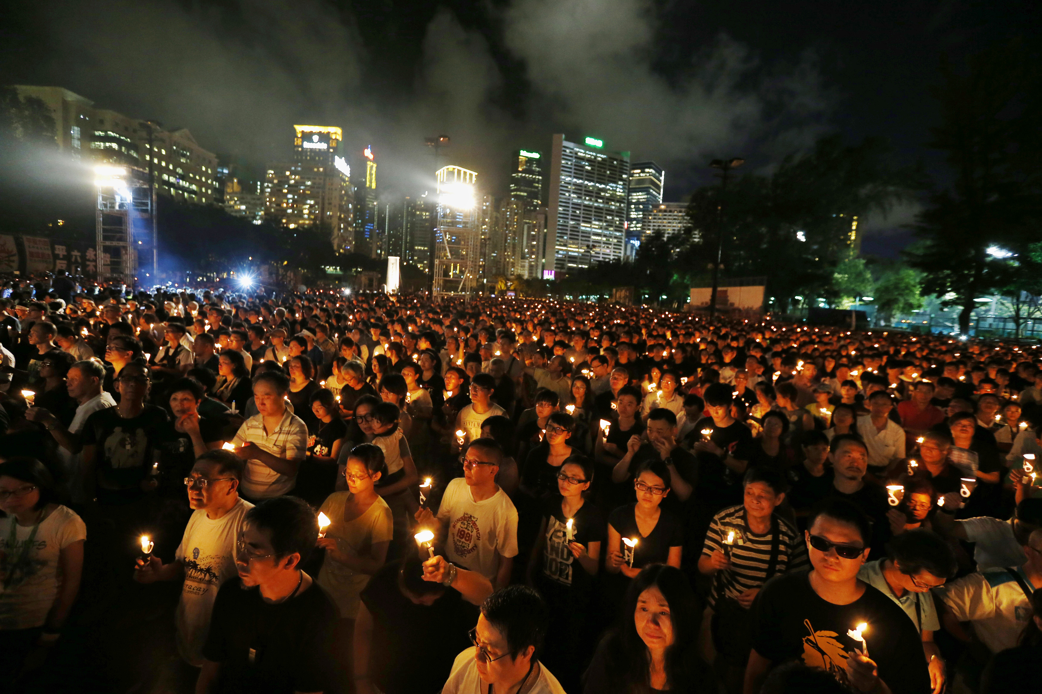 Des dizaines de milliers de personnes participent à une vigile silencieuse aux chandelles au parc Victoria de Hong Kong le 4 juin 2014, pour souligner le 25e anniversaire de la répression militaire qui s'est abattue à Beijing