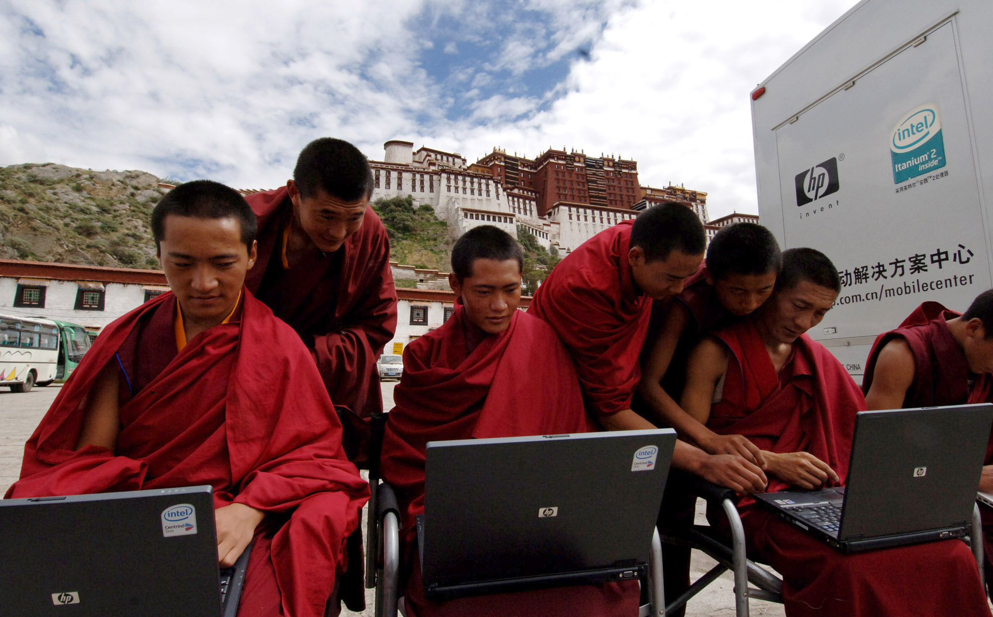 En esta foto difundida por la agencia de noticias china Xinhua, prueban computadoras portátiles en la plaza delante del Palacio de Potala en el centro de Lhasa, capital de la Región Autónoma del Tíbet en el suroeste de China