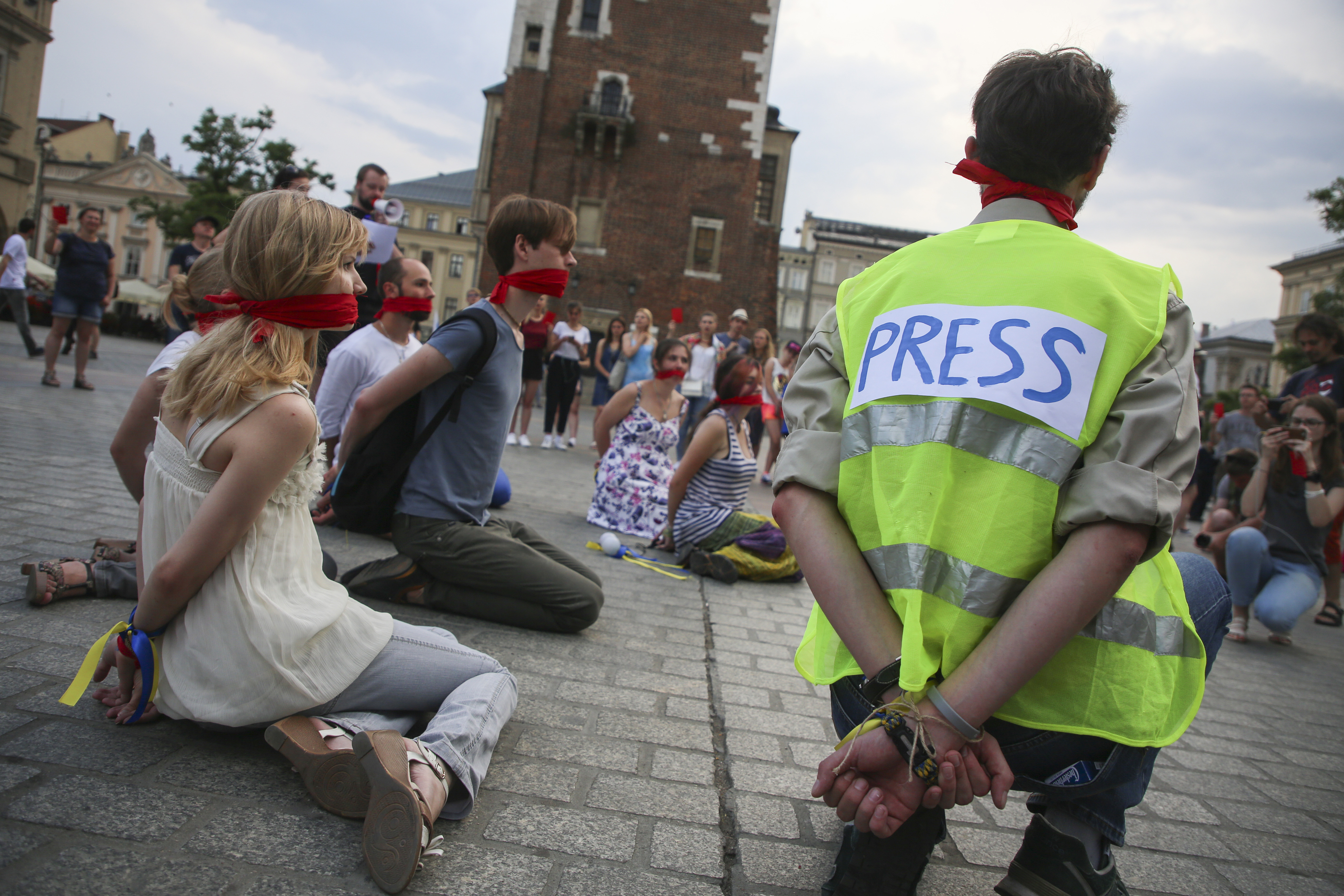 Polacos y Ucranianos piden la liberación del director ucraniano Oleg Sentsov, en la plaza principal de Cracovia, Polonia, el 1ro de junio de 2018. Sentsov cumple una condena de 20 años de prisión en Rusia y actualmente se encuentra en huelga de hambre