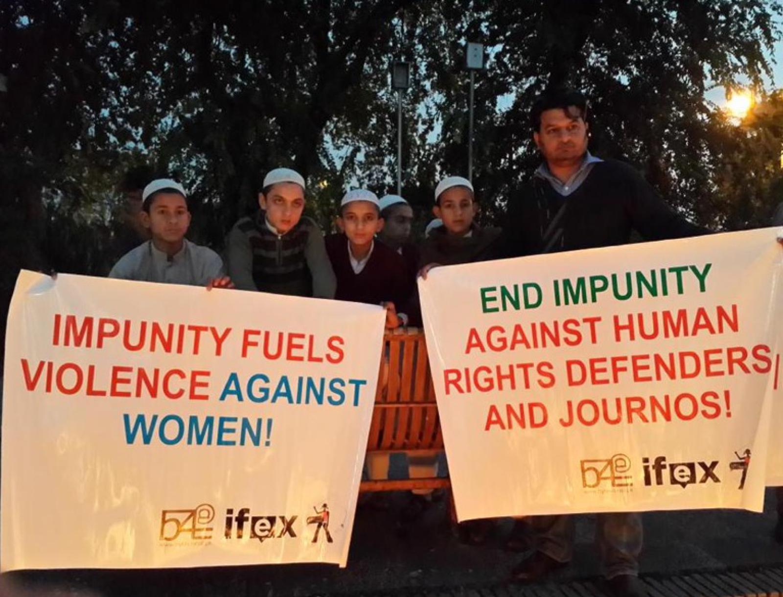 Shahzad Ahmad, Director del miembro de IFEX Bytes for All, se une a jóvenes defensores de los derechos humanos en Islamabad, Pakistán para pararse en apoyo de la campaña para acabar con la impunidad.