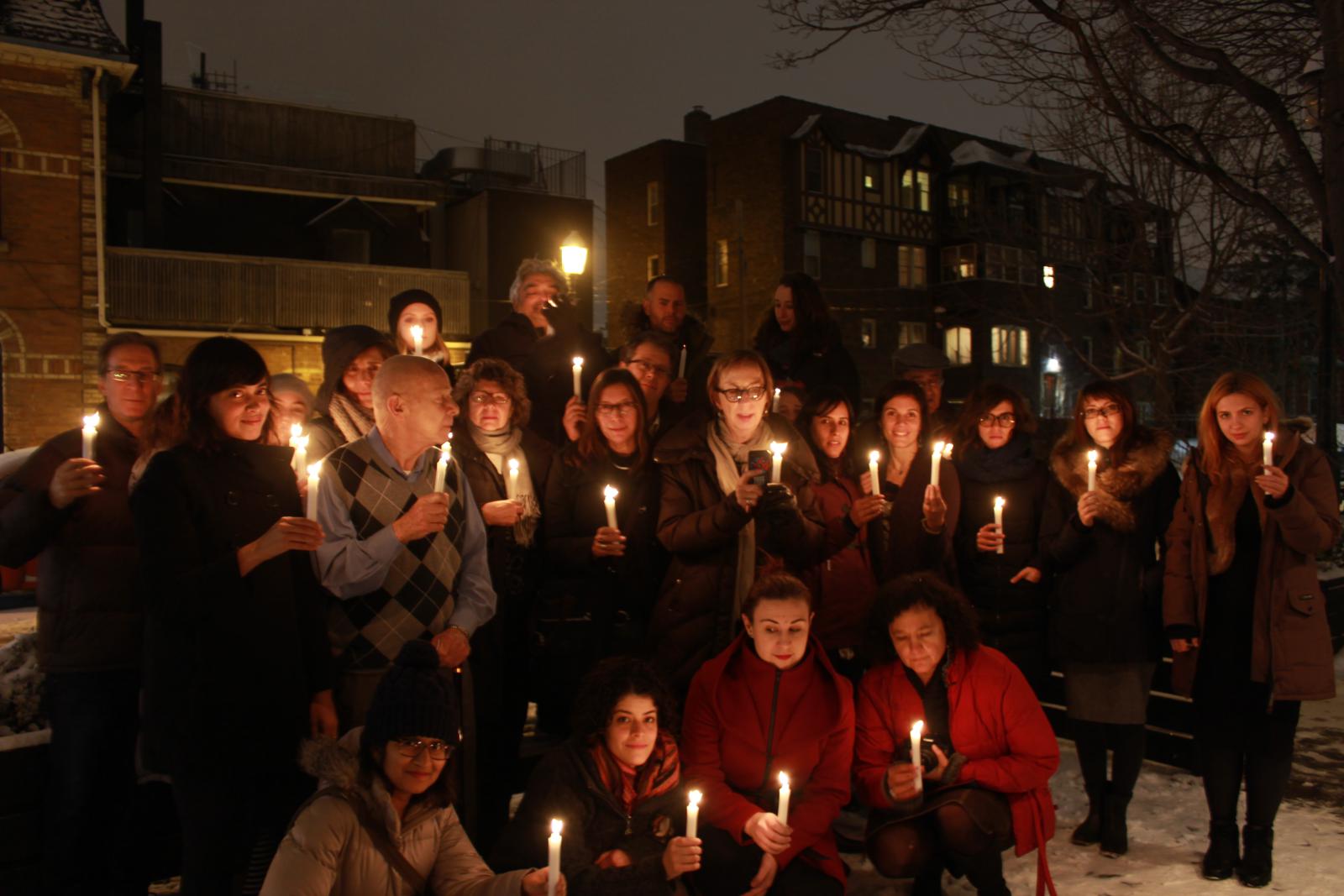 Personal IFEX y simpatizantes se reunieron en una vigilia de velas en Toronto el 19 de noviembre de 2014 y mostraron su solidaridad con la Campaña un millón de velas en días previos al aniversario de la Masacre de Ampatuan