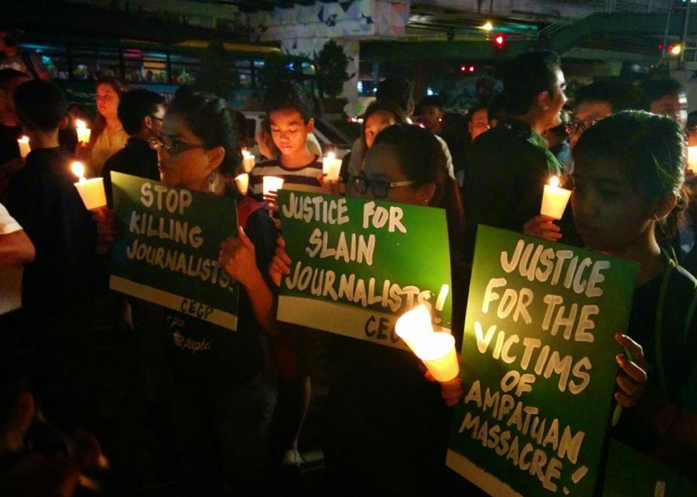  تجمع أعضاء هيئة نقابة المحررين في الفلبين من أجل ضحايا مذبحة امباتوان في مانيلا بتاريخ 23 تشرين الثاني 2014