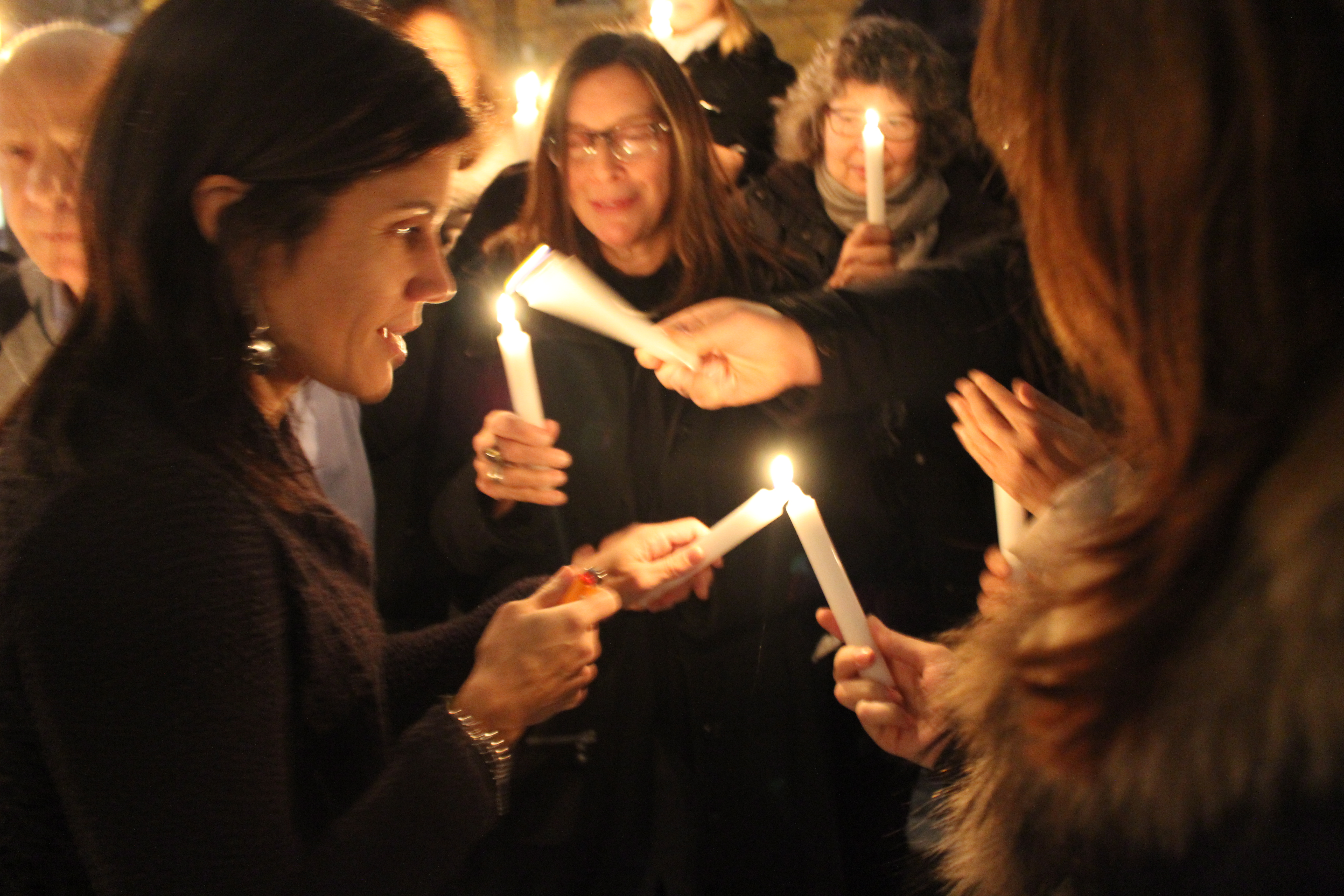  تجمع موظفو وأنصار آيفكس خلال وقفة الشموع الاحتجاجية في تورونتو بتاريخ 19 تشرين الثاني عام 2014 لإظهار التضامن مع حملة المليون شمعة قبل ذكرى مذبحة امباتوان