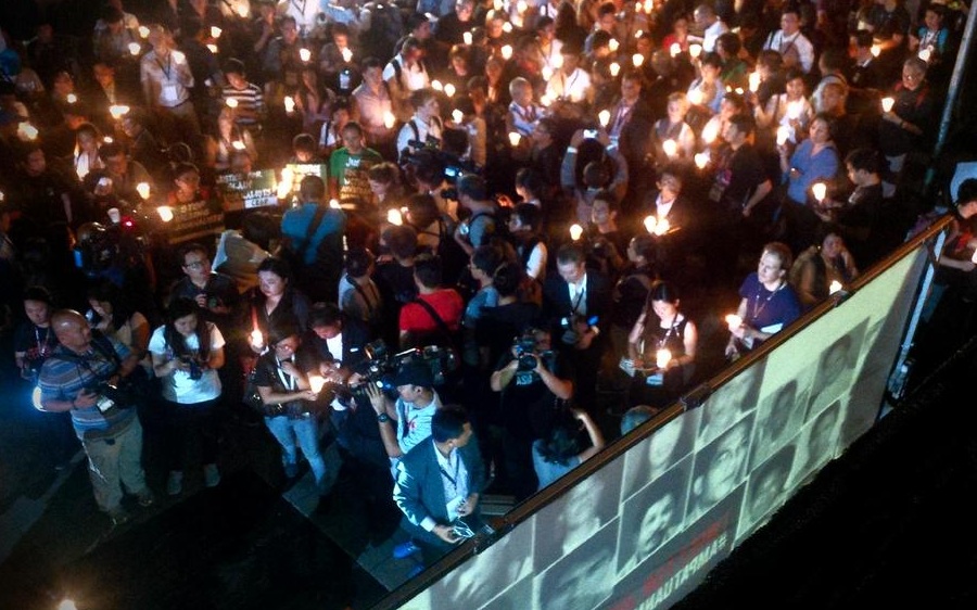 Individuos y medios de comunicación asisten a la vigilia de velas en el Santuario de María Reina de la Paz en Quezon City, Manila el 23 de noviembre 2014