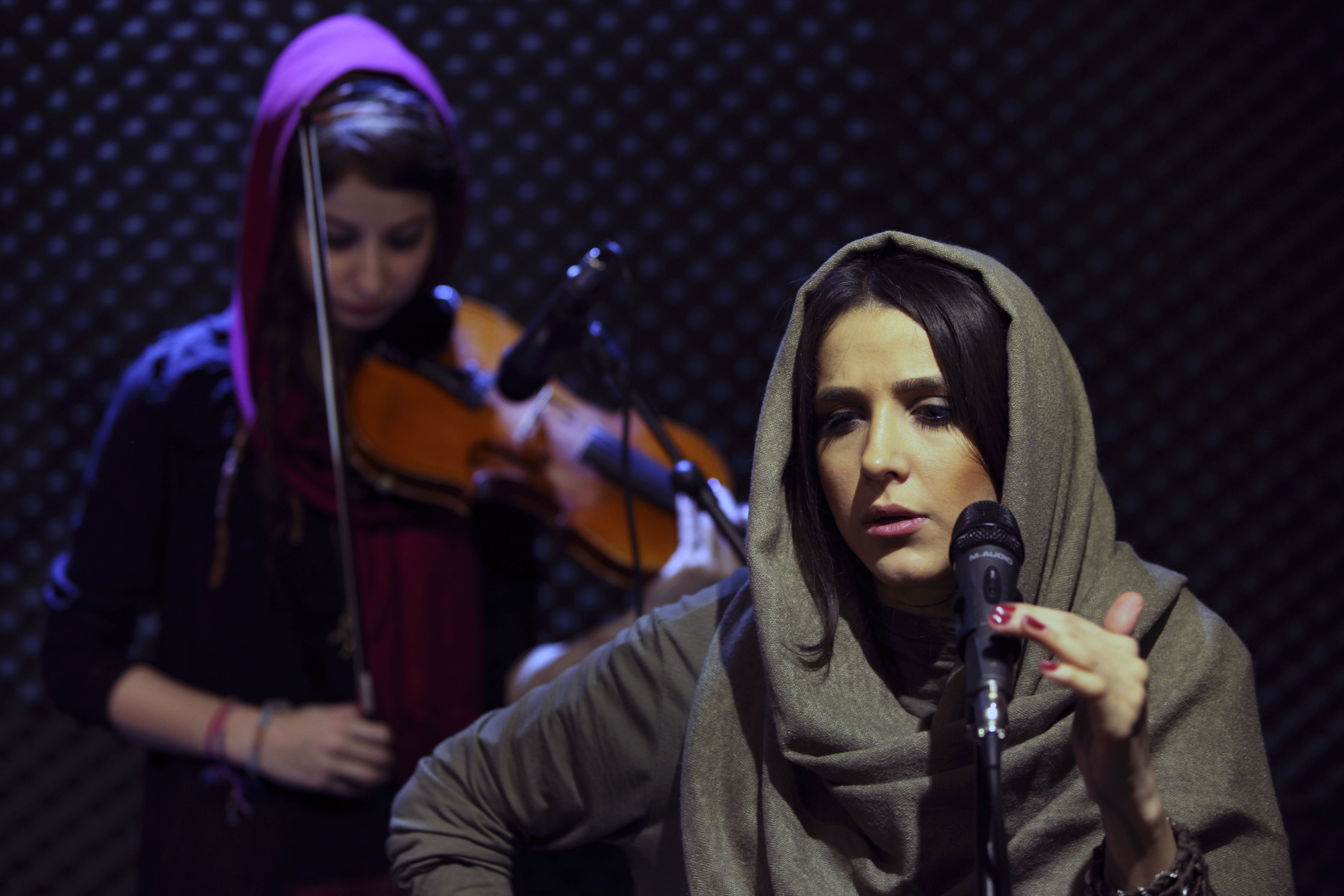 La chanteuse Azadeh Ettehad et la violoniste Nastaran Ghaffari, en spectacle sur scène non autorisé à Téhéran, le 25 janvier 2013