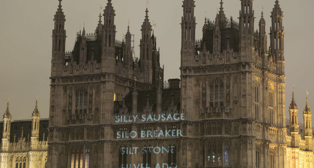 Nombres en código del Estado de Vigilancia proyectados sobre el edificio del Parlamento Británico, noviembre 2014