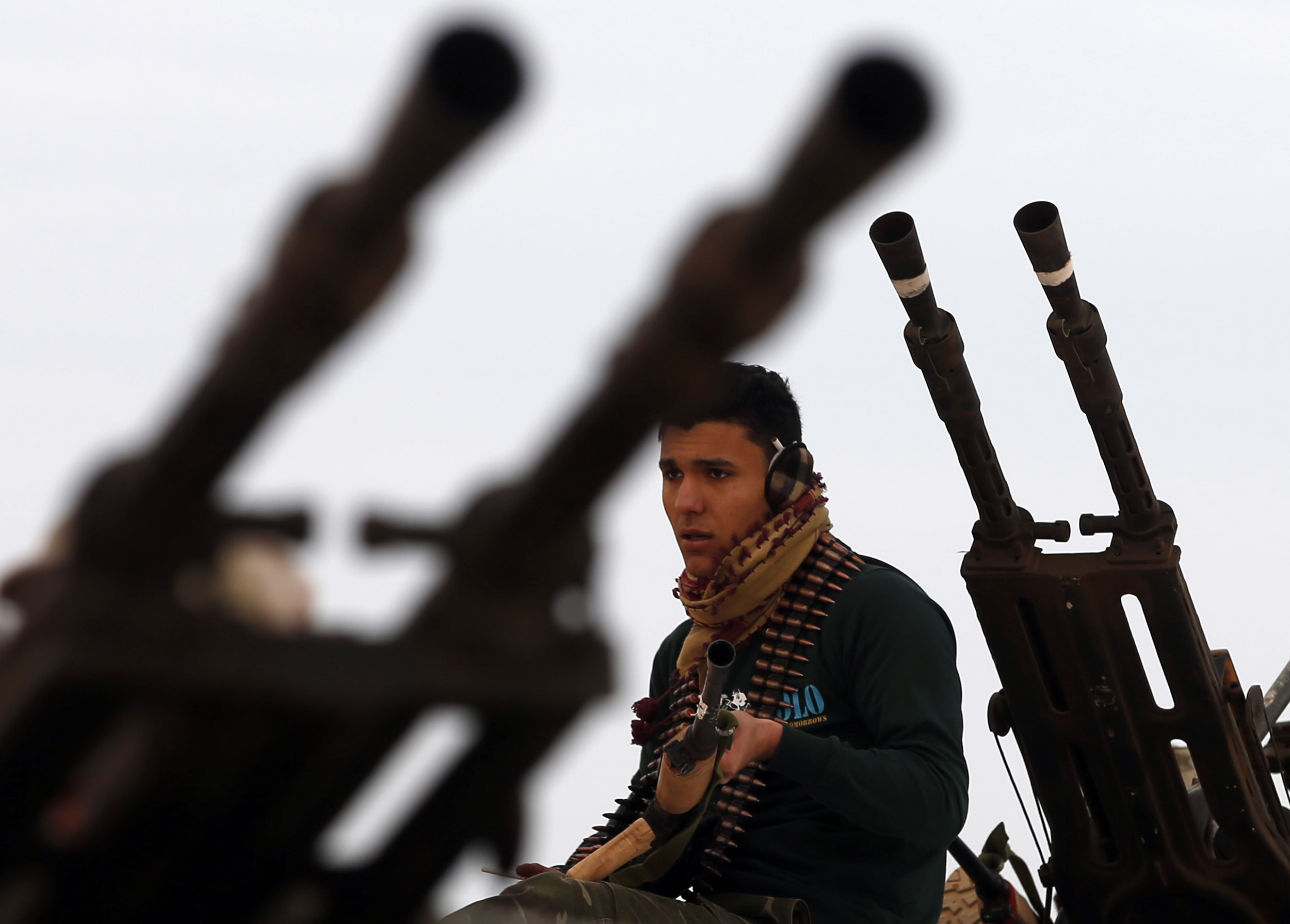 مقاتل من مصراتة يجلس على قمة السيارة بالقرب من سرت، 16 آذار 2015