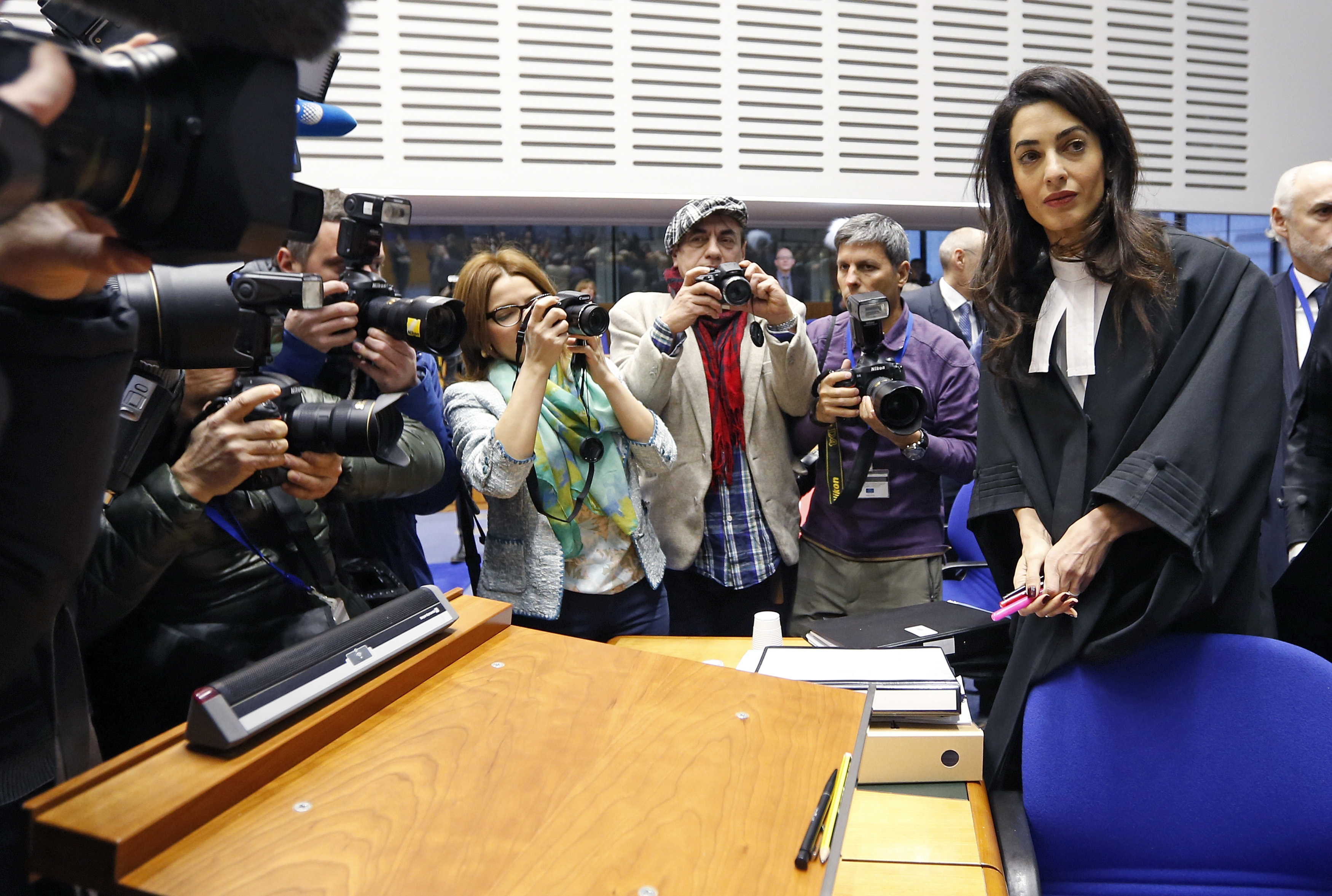 محامية حقوق الإنسان أمل كلوني تصل لحضور جلسة استماع في المحكمة الأوروبية لحقوق الإنسان بستراسبورغ، 28 كانون الثاني 2015.