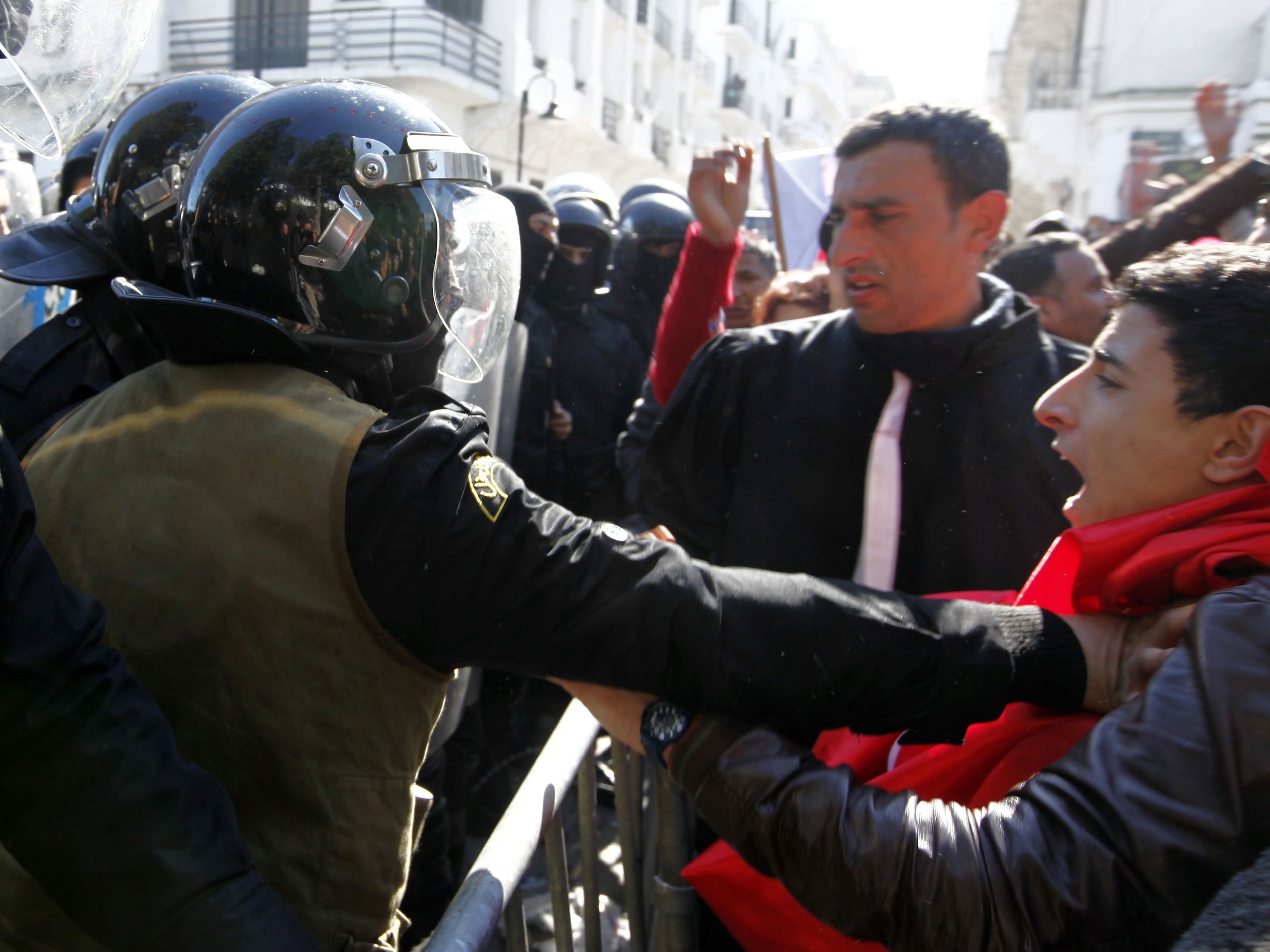Des manifestants tunisiens affrontent la police antiémeute pendant une manifestation, le 6 février 2013, à l’extérieur de l’immeuble abritant le ministère de l’Intérieur à Tunis, après le décès de Chokri Belaid, un dirigeant de l’opposition tunisienne 