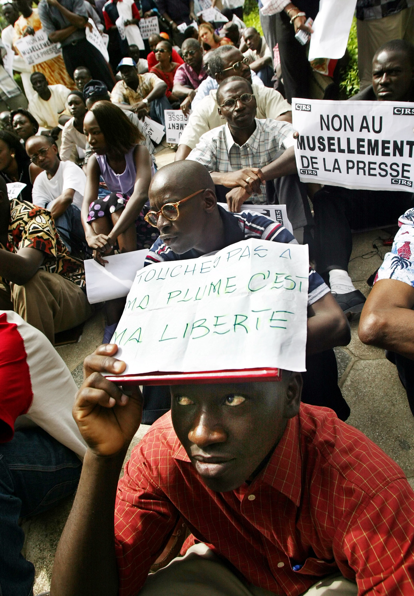 Journalistes sénégalais protestent contre l'arrestation de Madiambal Diagne à Dakar, juillet 2004. Diagne a été récemment à un mois de prison ferme pour un article critiquant un ancien ministre des Affaires étrangères.