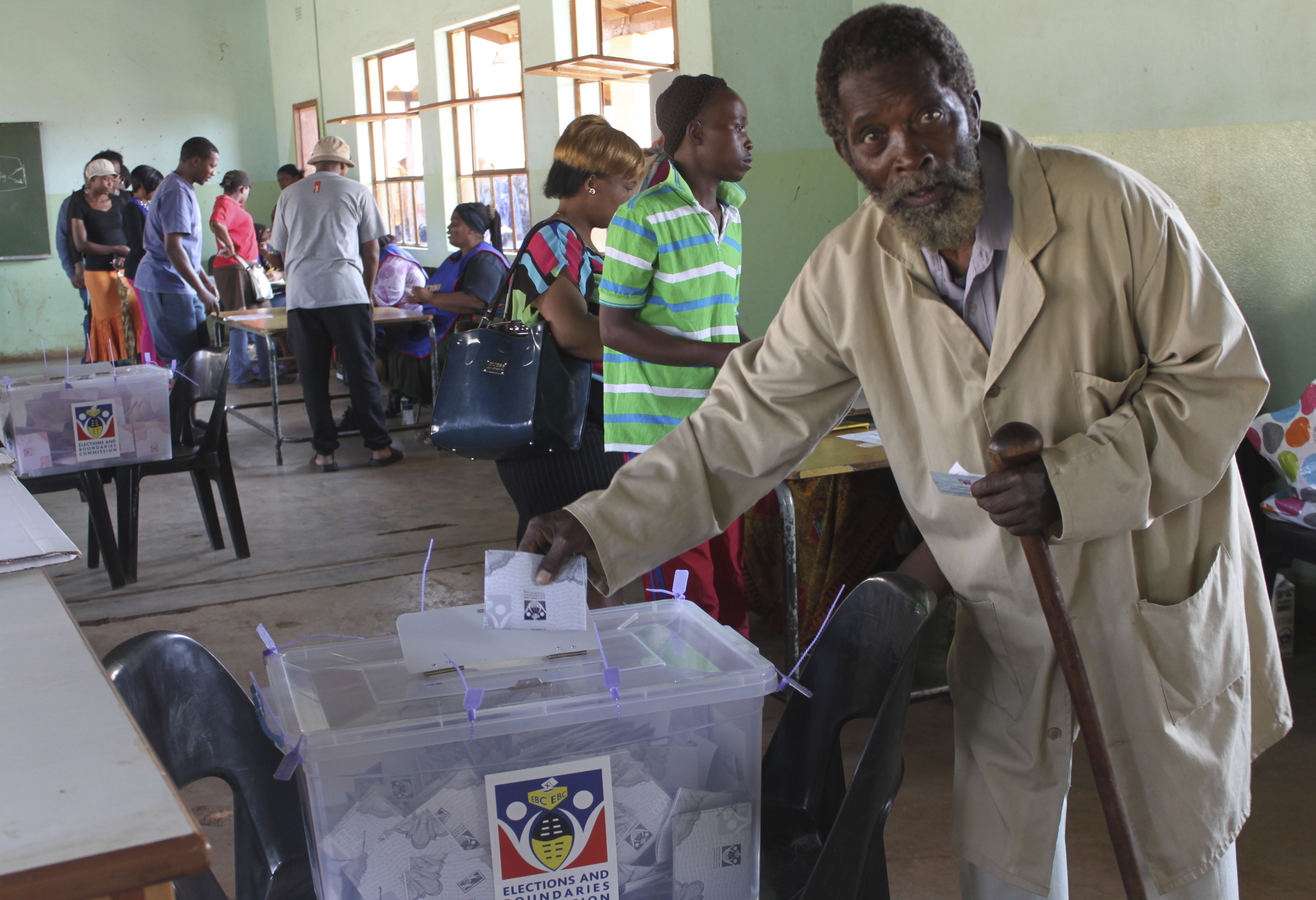 Un votante deposita su voto en una mesa electoral en Nhlangano, Suazilandia, el 20 de septiembre de 2013