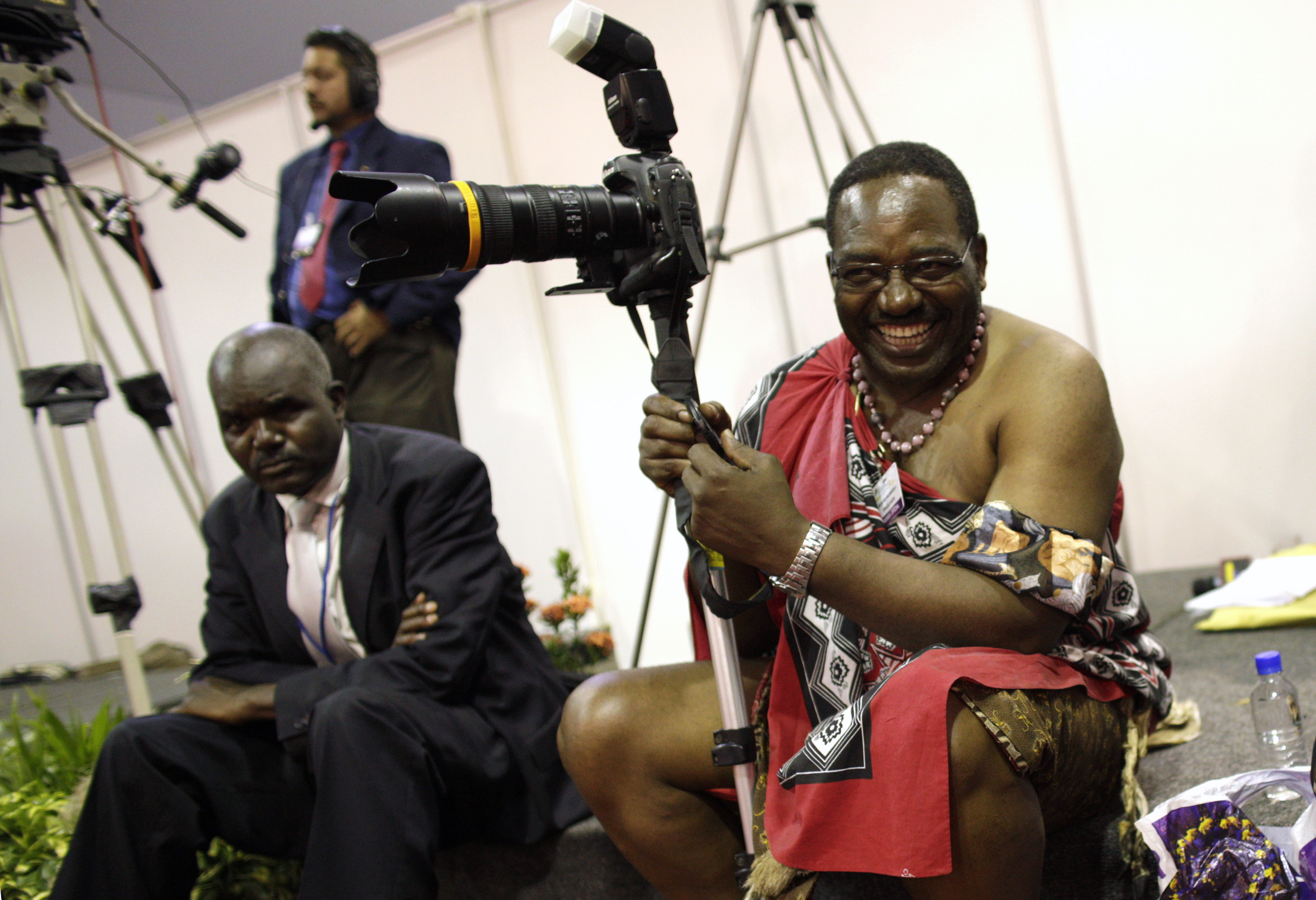 Le photographe officiel du Swaziland, Musa Ndlangamandla (à droite) sourit en tenant son appareil camera pendant la séance plénière du Sommet Afrique-Amérique du Sud qui s'est tenu à l'île Margarita, en septembre 2009.