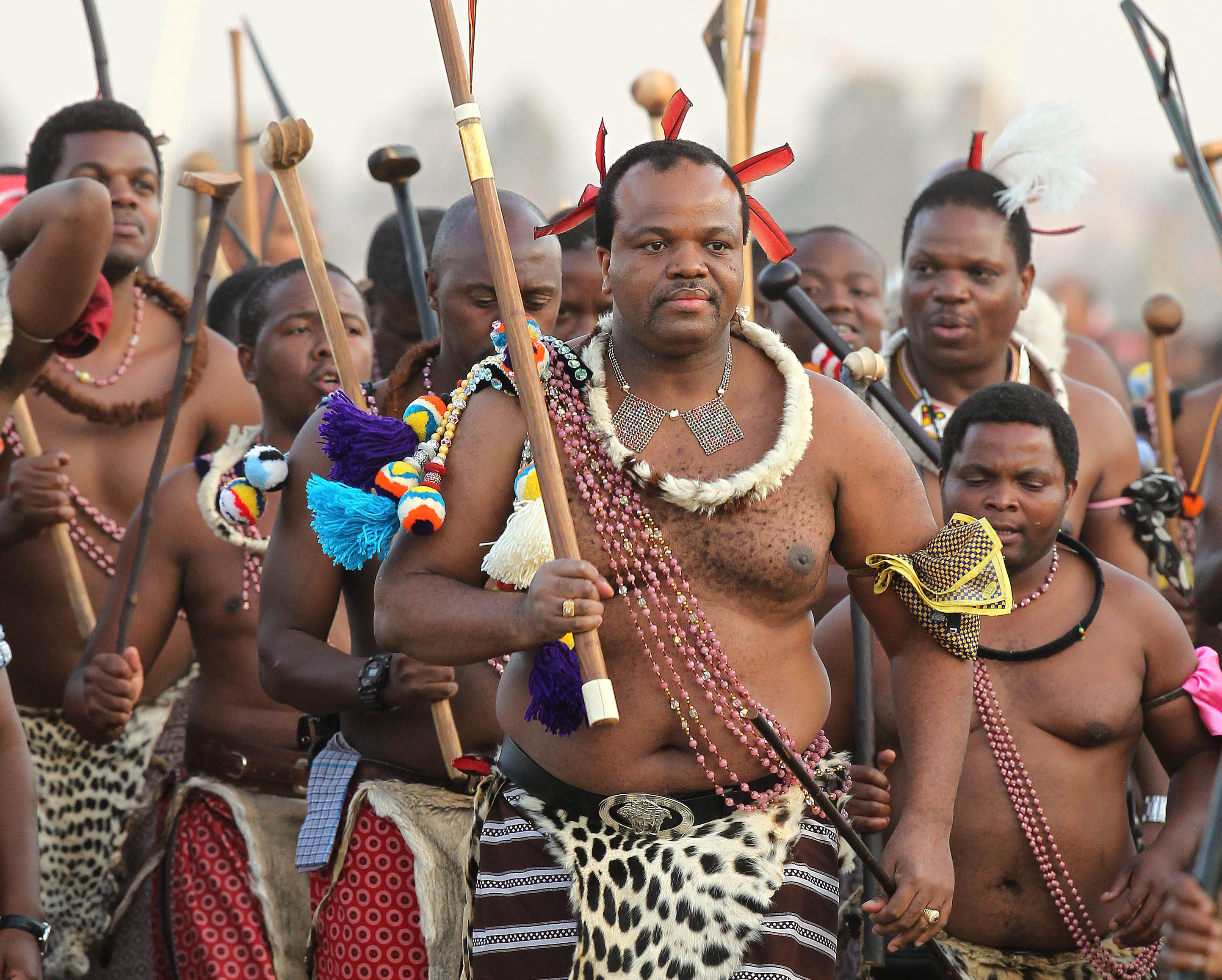 El Rey Mswati III, al frente, baila durante una danza Umhlanga (Reed Dance) en Mbabane, Suazilandia, septiembre 2012