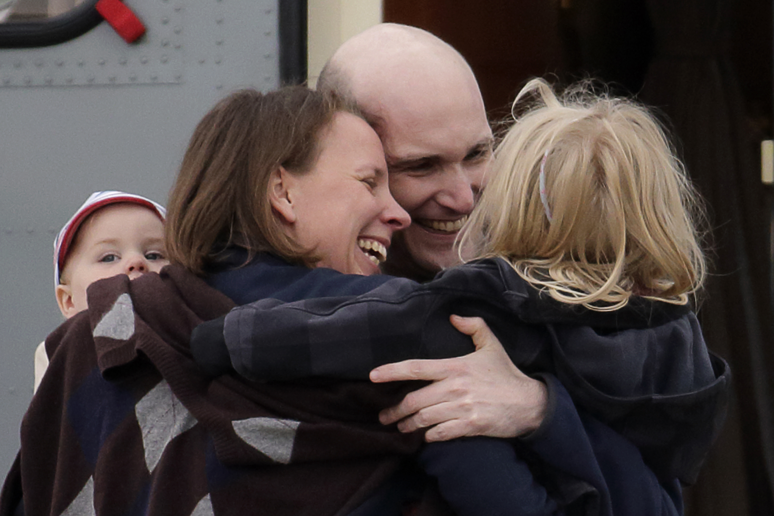 Le journaliste français et ex-otage Nicolas Henin (centre), est accueilli par sa famille juste après l’arrivage d’un hélicoptère à la base aérienne de Villacoublay, près de Paris, le 20 avril 2014