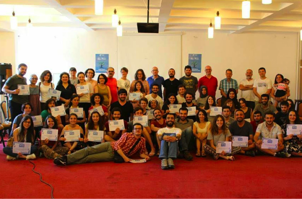 Kocaeli Dayanışma Akademisi öğretmen ve öğrencileri, yaz okulu tamamlama sertifikalarıyla