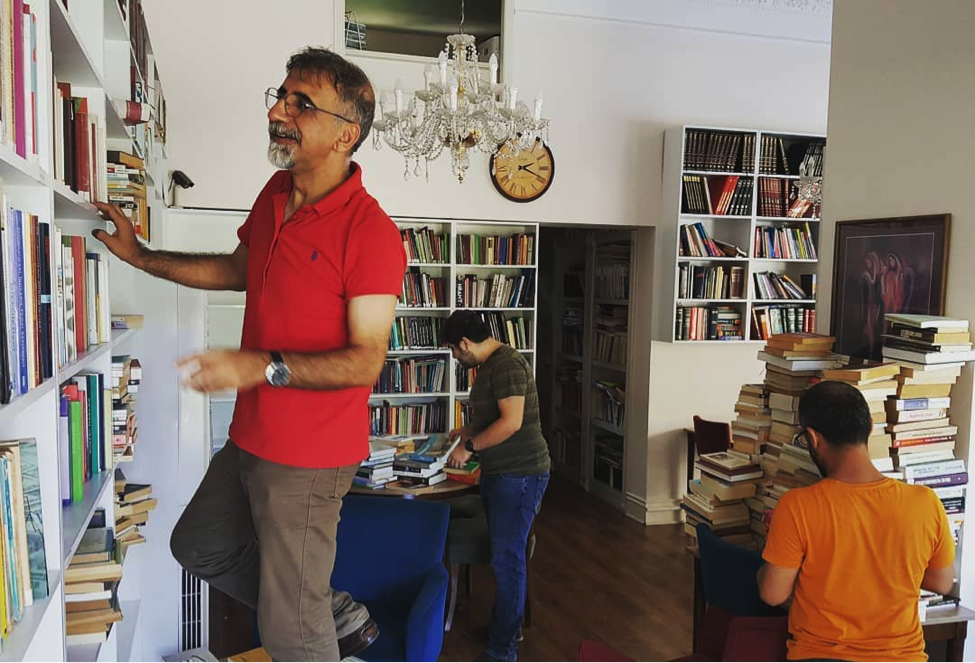 Yurt dışına çıkan imzacı akademisyenlerin bıraktığı binlerce kitap, Kültürhane'nin kütüphanesinde yerlerini buldu
