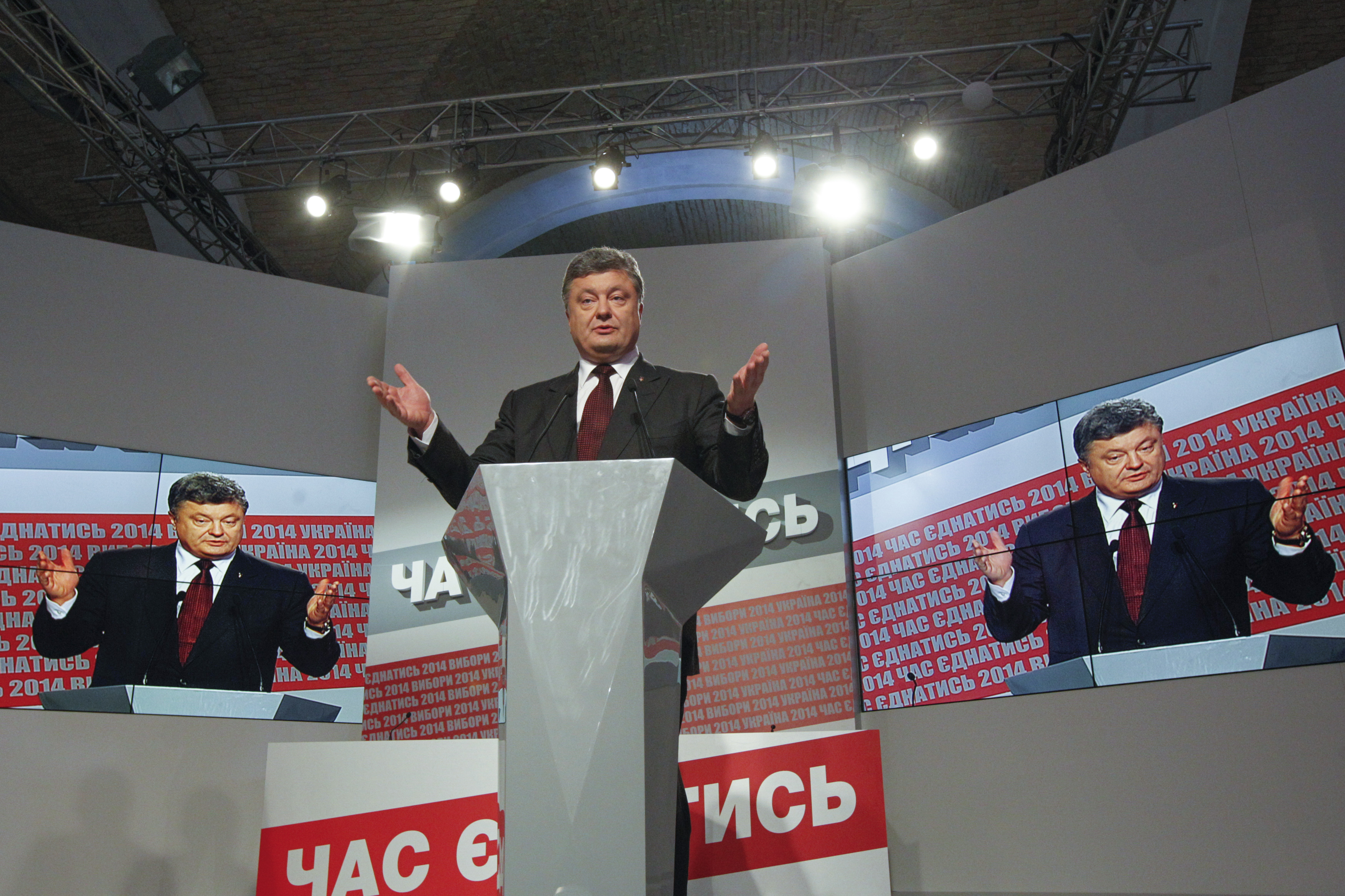 Ukraine's President Petro Poroshenko talks to the media during a news briefing in Kiev, 26 October 2014