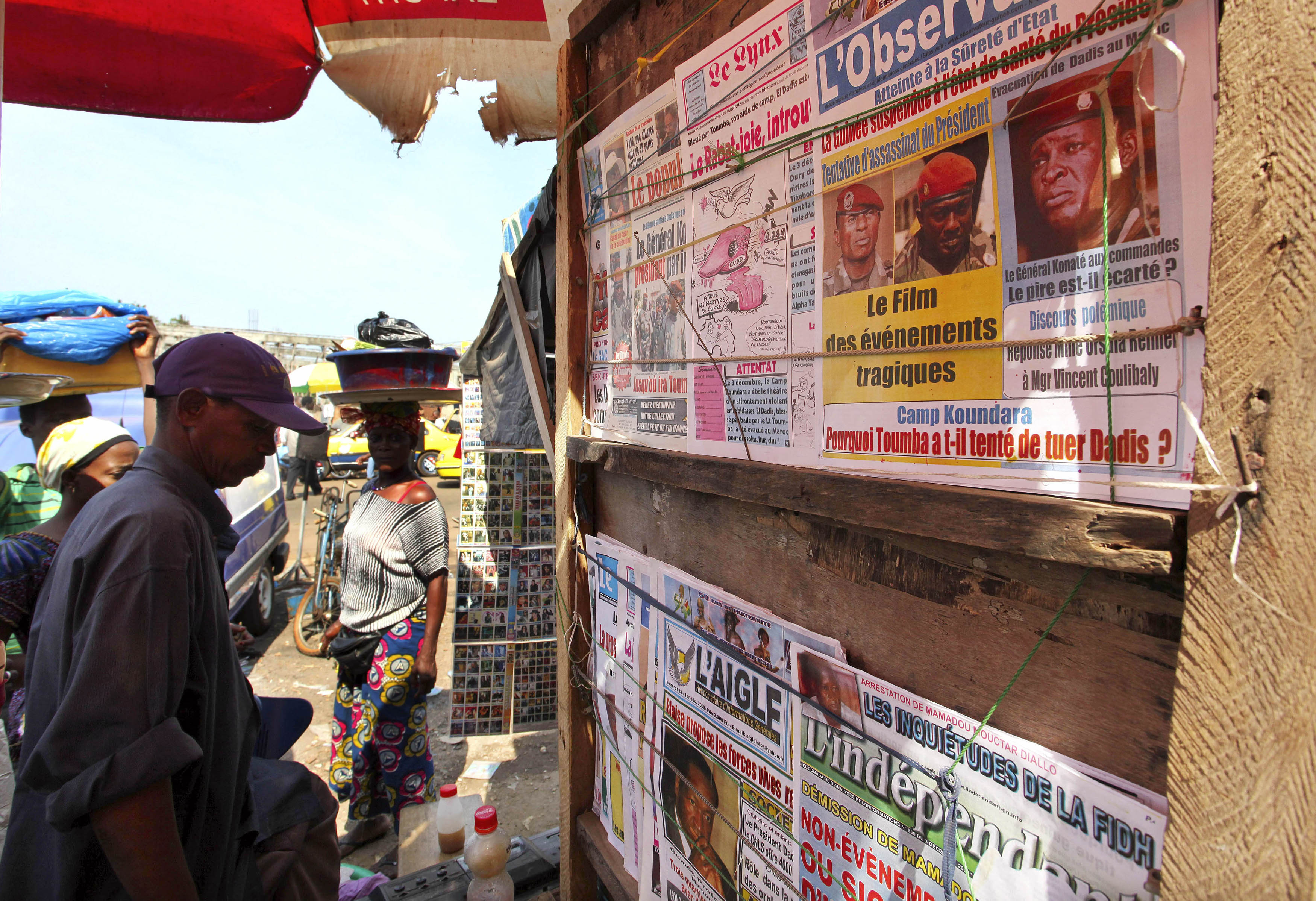 A man reads newspapers at Guinea's largest Madina market in Conakry, 8 December 2009