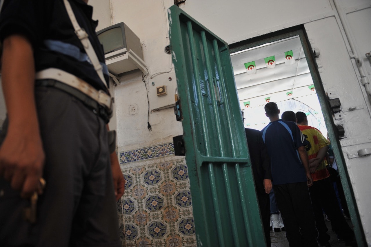 An Algerian policeman guards prisoners at the Al-Harach prison in Algiers, 22 July 2009, FAYEZ NURELDINE/AFP/Getty Images