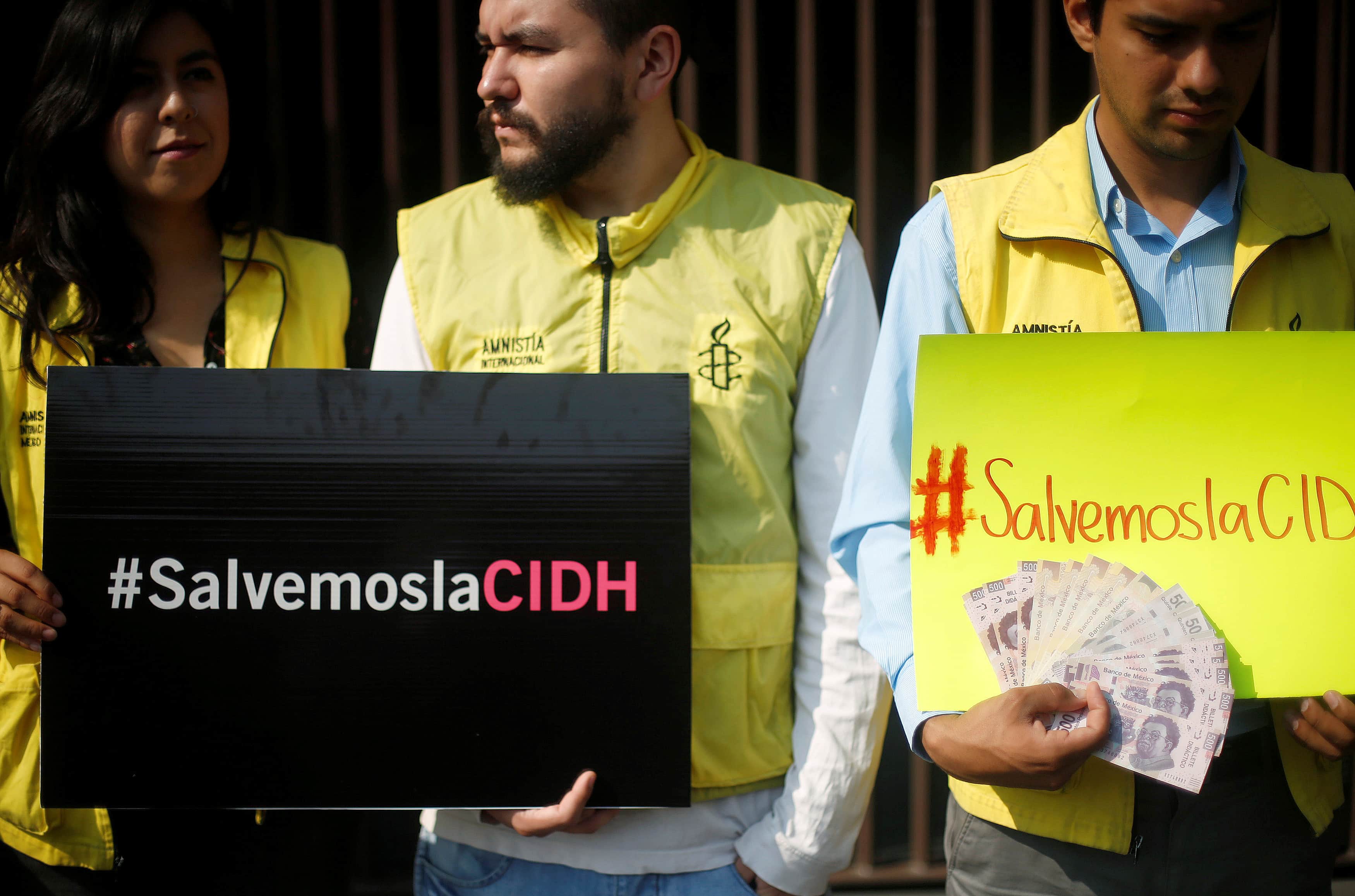 Volunteers of Amnesty International hold signs that read, "Save the IACHR" (Inter-American Human Rights Commission), REUTERS/Edgard Garrido