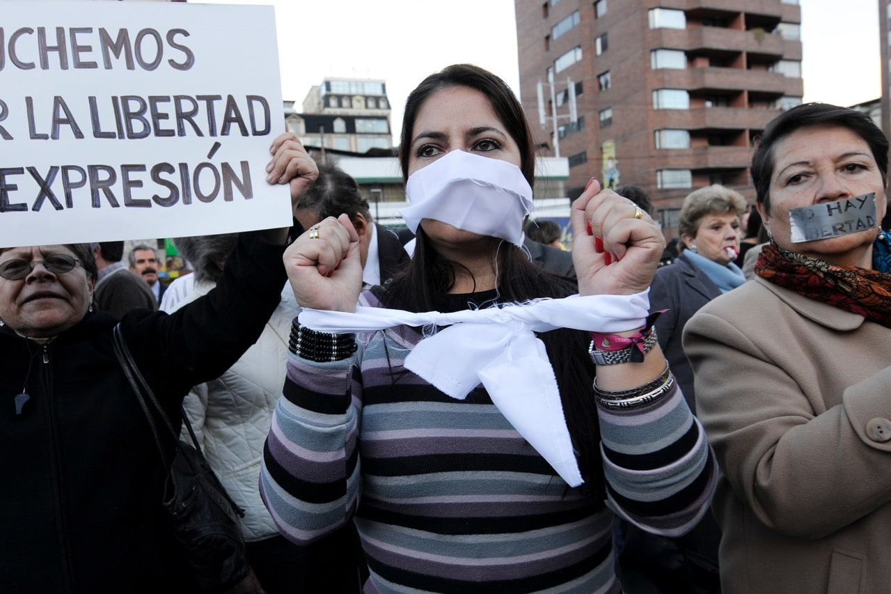 Manifestantes apoyen el diario "El Universo" que enfrenta un caso de difamación criminal, en Quito, Ecuador, el 28 de julio de 2011, Patricio Realpe/LatinContent/Getty Images