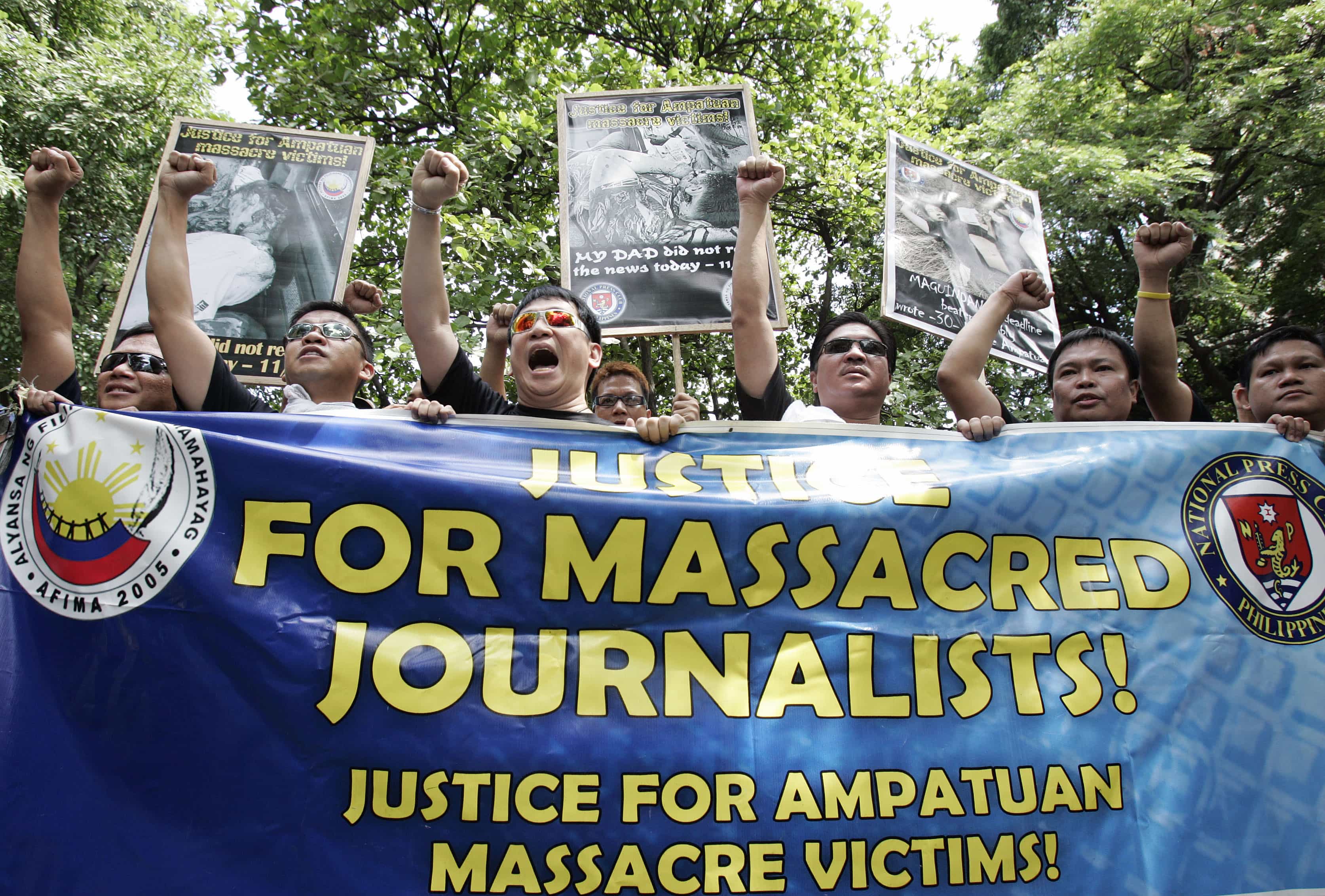 A group of journalists during a protest outside the Department of Justice in Manila, REUTERS/Romeo Ranoco