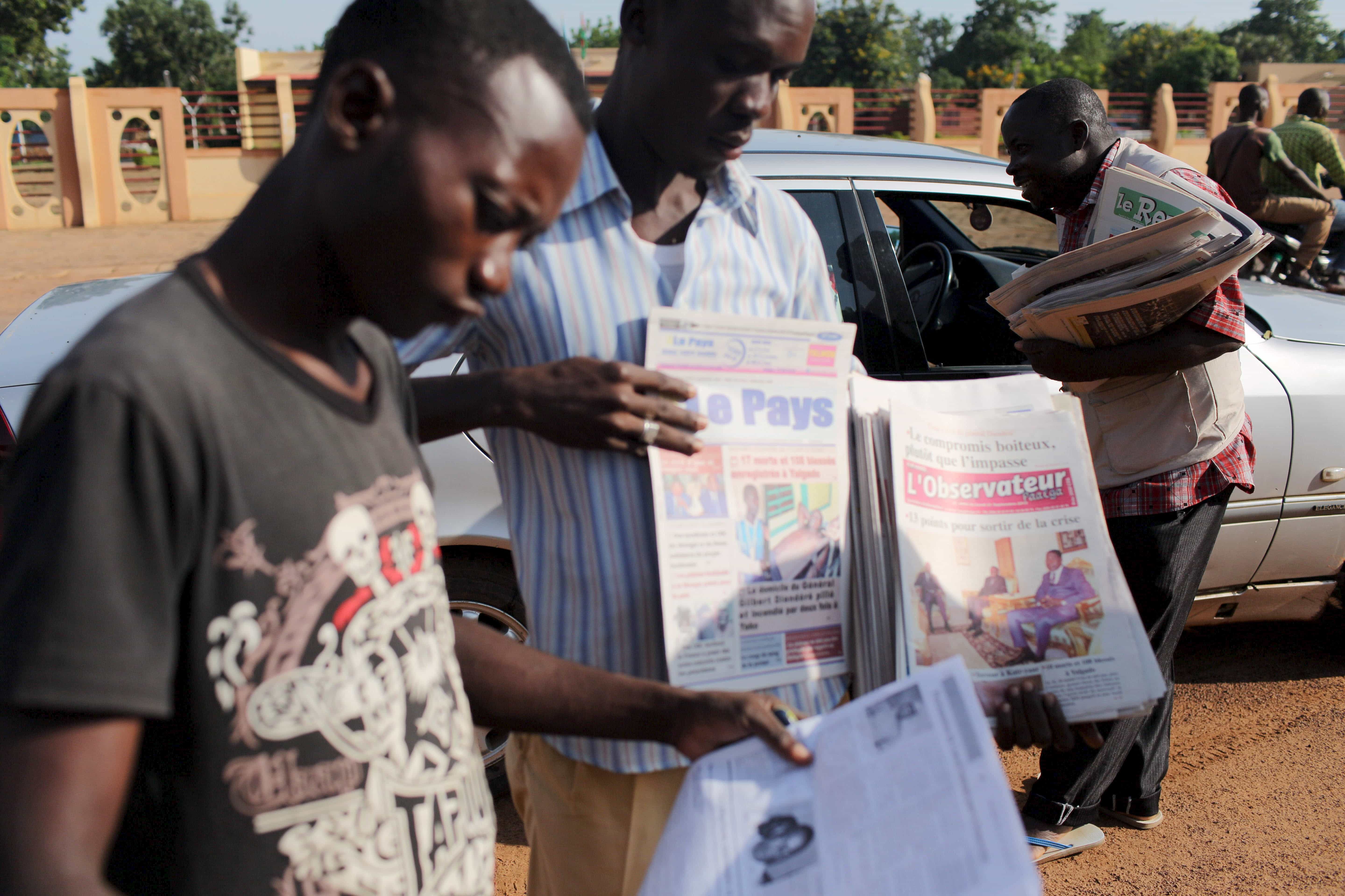 Vendors sell newspapers in Ouagadougou, Burkina Faso, 21 September 2015, REUTERS/Joe Penney