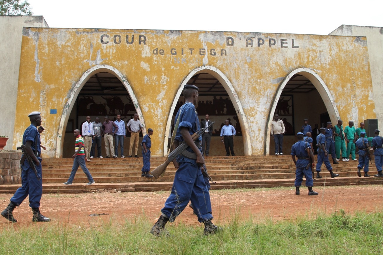 Burundian police officers patrol outside the Court of Appeal in Gitega, east of the capital Bujumbura, 4 January 2016, REUTERS/Jean Pierre Aime Harerimana