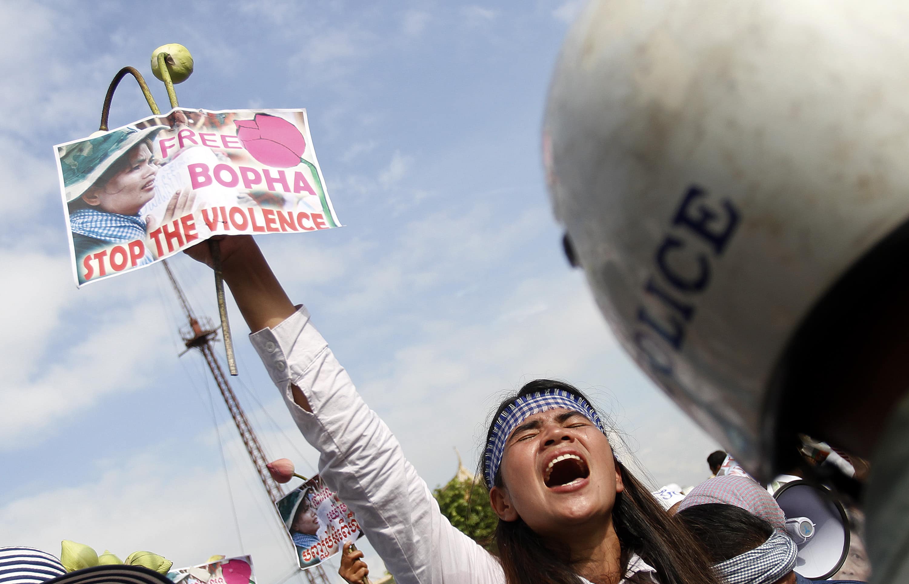 Activist Tep Vanny shouts during a protest near the Appeal Court in the capital city Phnom Penh, 7 November 2012, REUTERS/Samrang Pring