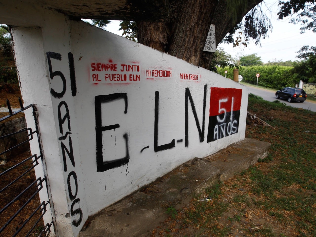 Graffiti in support of the ELN rebel group is seen at the entrance of the El Palo cemetery, Cauca, Colombia, 10 February 2016, REUTERS/Jaime Saldarriaga