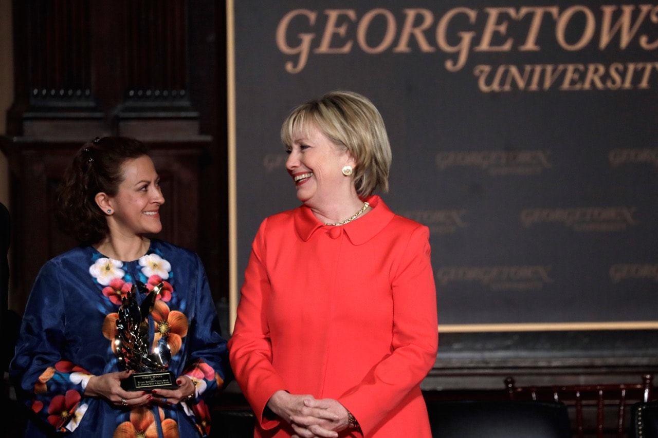 Jineth Bedoya and former secretary of state Hillary Clinton during a ceremony honouring women and their role in peace building efforts in Washington, 31 March 2017, REUTERS/Kevin Lamarque