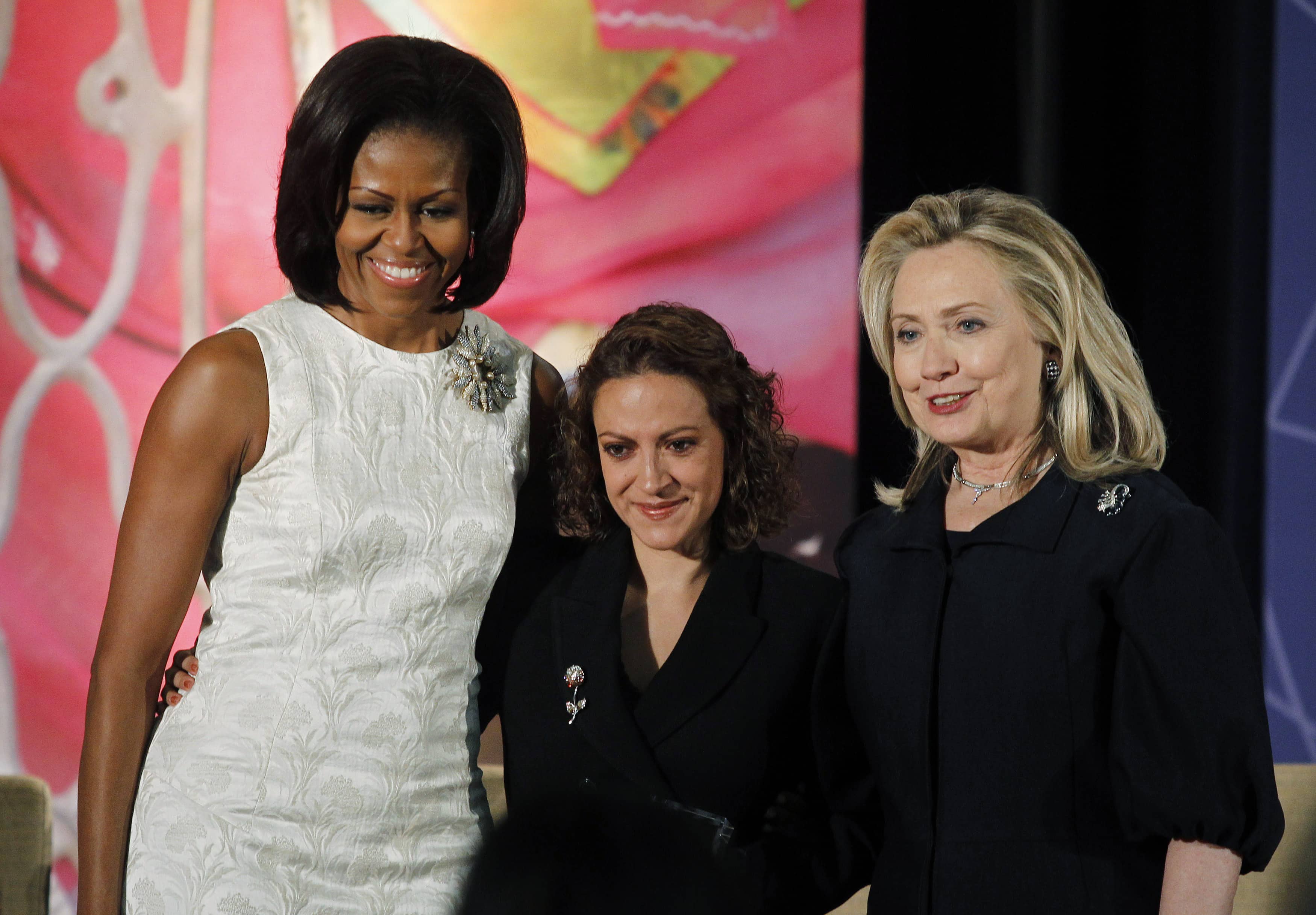 Jineth Bedoya (c) receives the International Women of Courage Award from US First Lady Michelle Obama (l) and US Secretary of State Hillary Clinton, in March 2012, REUTERS/Gary Cameron