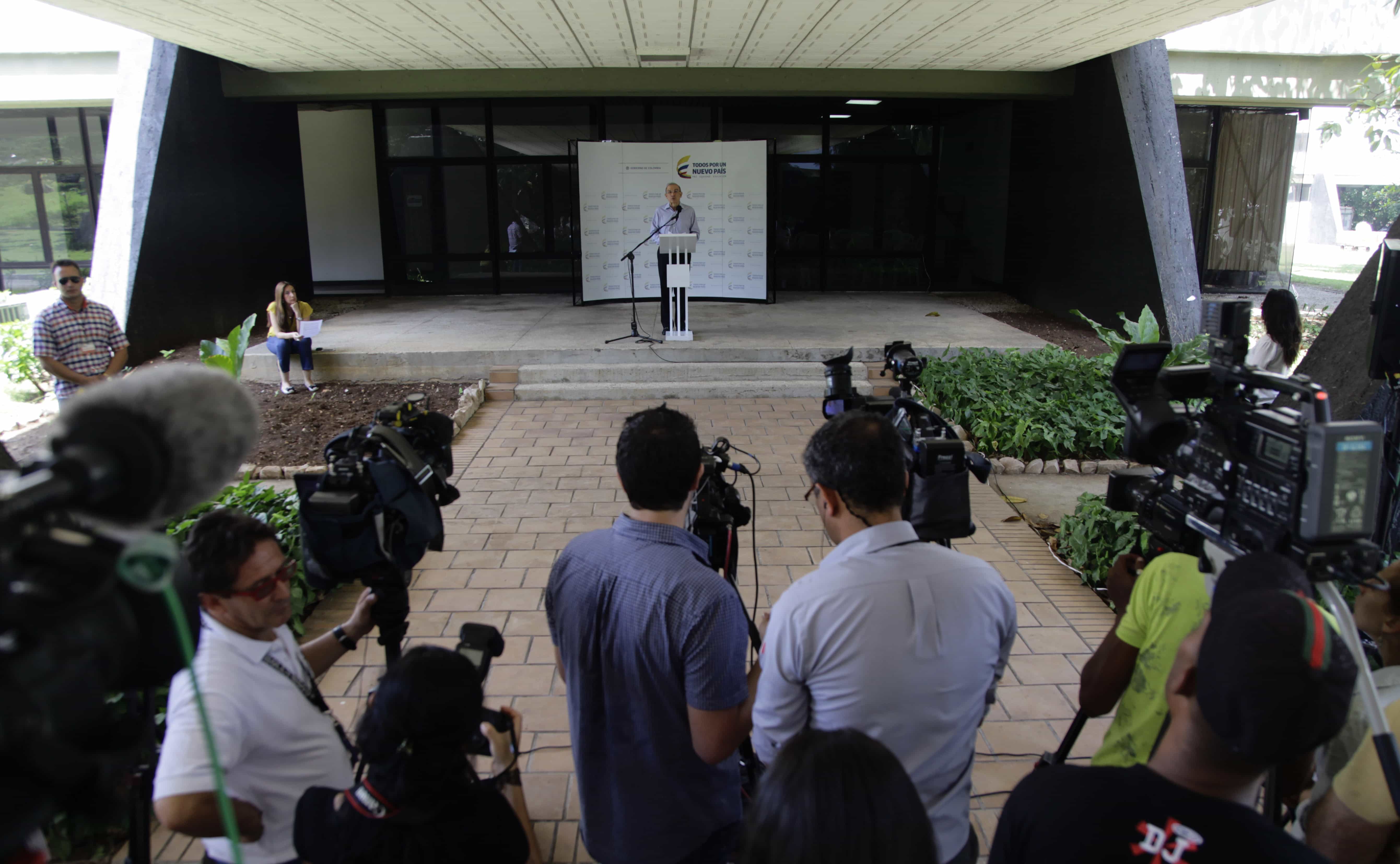 Journalists listen to a statement by the head of Colombia's government negotiation team during the close of a round of peace talks with rebels from the FARC in Havana, Cuba, 8 May 2015. , AP Photo/Desmond Boylan