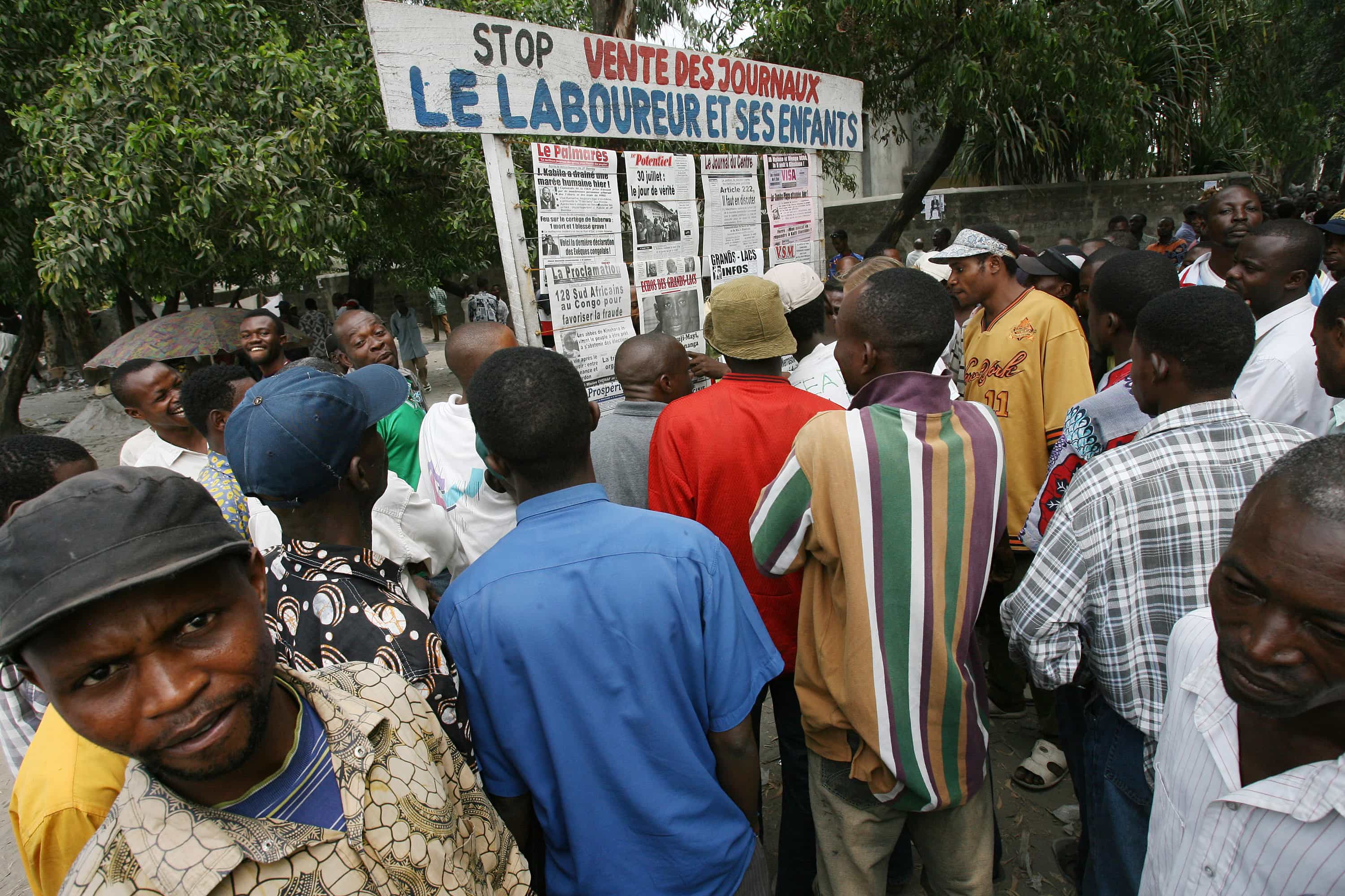 Residents read newspapers in Kinshasa, on 29 July 2006, AP Photo/Jerome Delay