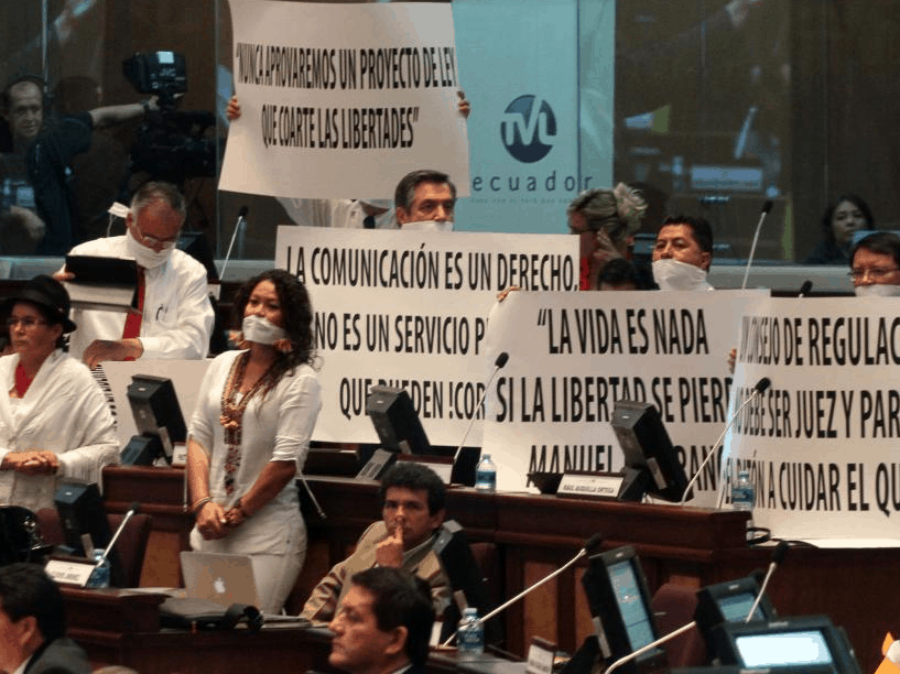 Opposition members protest during the vote on the Communications Act in Ecuador's National Assembly on 14 June 2013., Cortesía www.ecuavisa.com