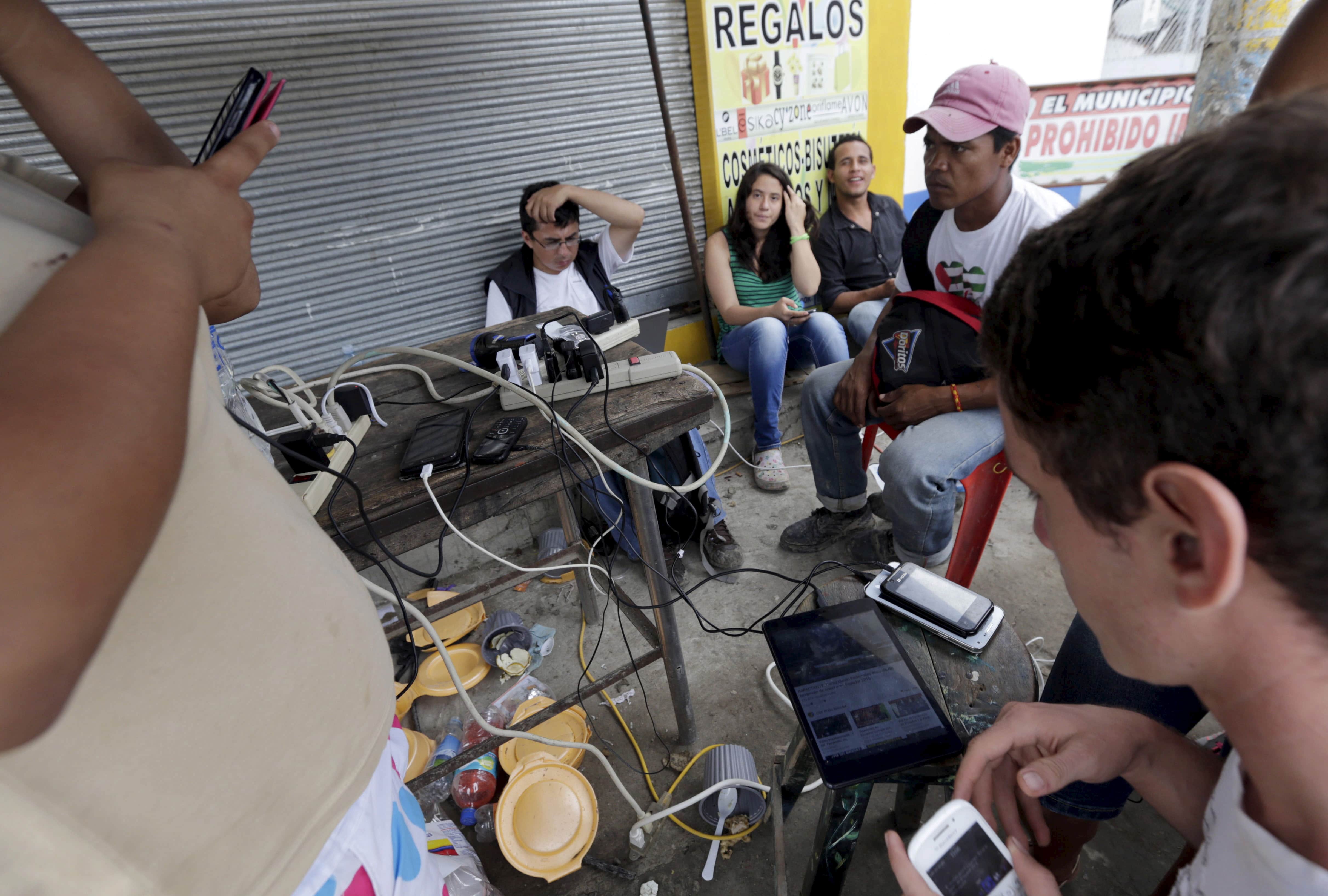 Residents use the internet via the free wifi and charge their mobile phone batteries n Pedernales, after an earthquake in Ecuador, 23 April 2016, REUTERS/Henry Romero