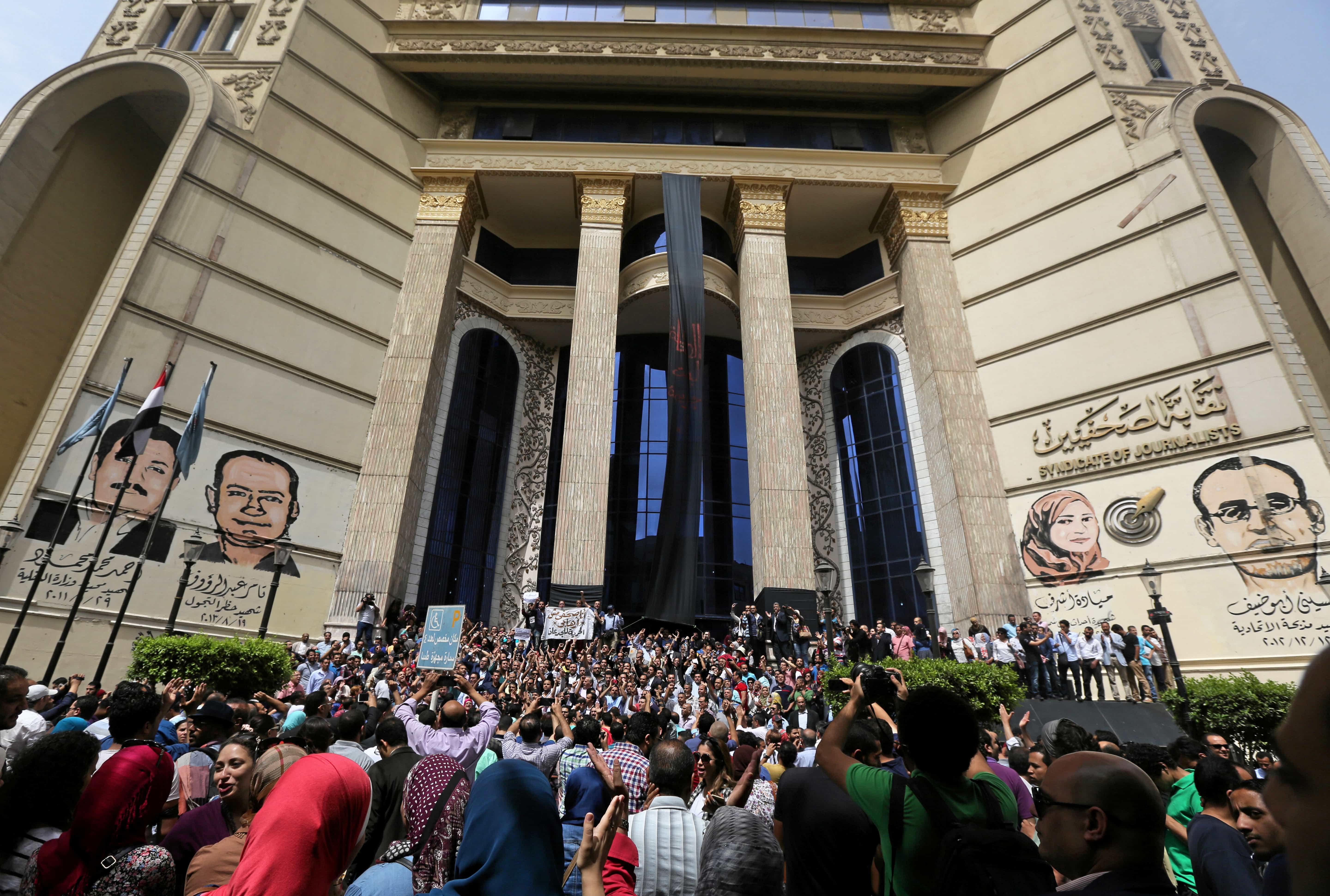 Journalists protest against restriction on the press and to demand the release of detained journalists, in front of the Press Syndicate in Cairo, Egypt May 4, 2016, REUTERS/Staff