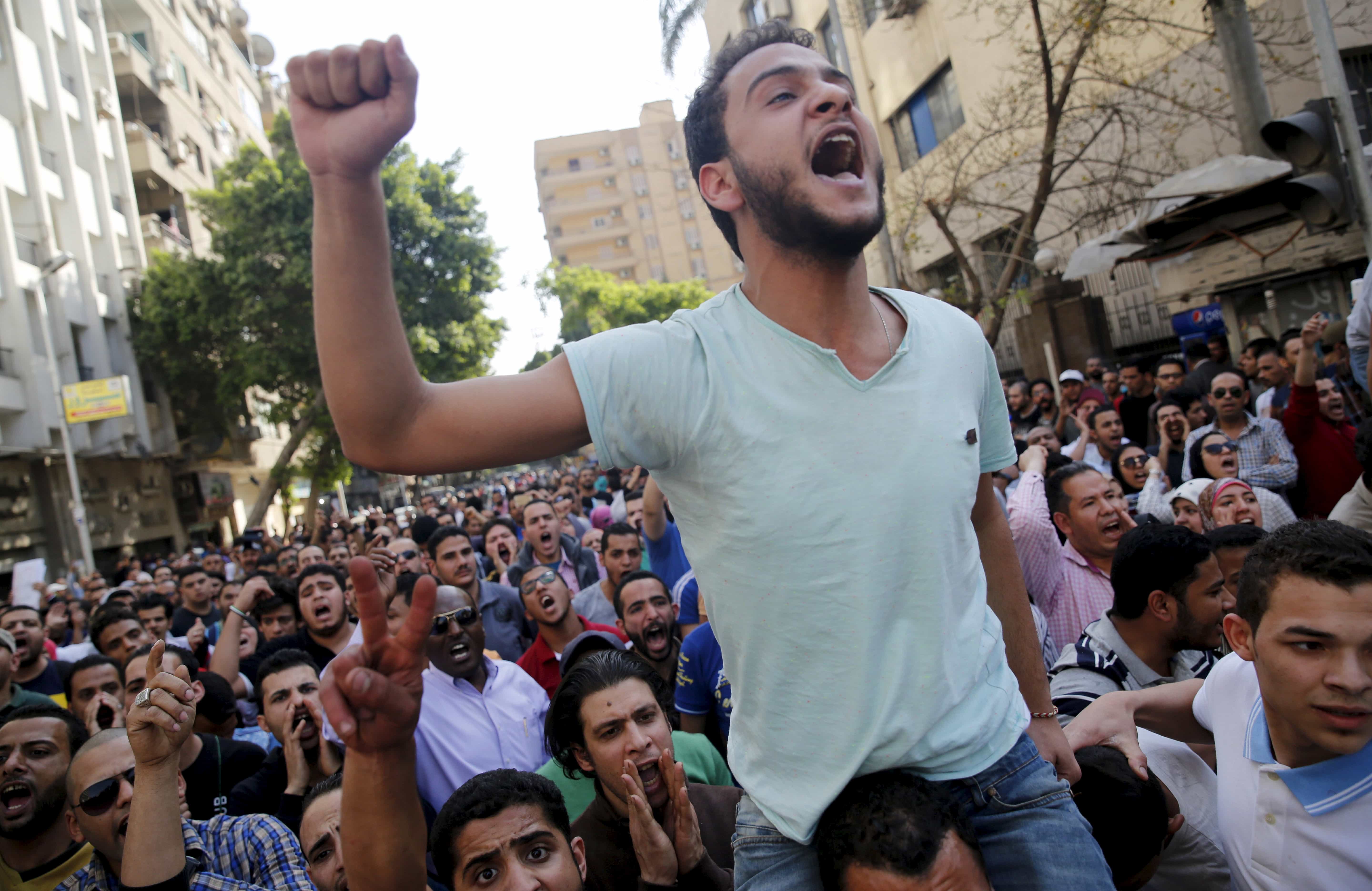 Egyptian protesters shout slogans against President Abdel Fattah al-Sisi and the government during a demonstration protesting the government's decision to transfer two Red Sea islands to Saudi Arabia, in front of the Press Syndicate in Cairo, Egypt, April 15, 2016, REUTERS/Amr Abdallah Dalsh