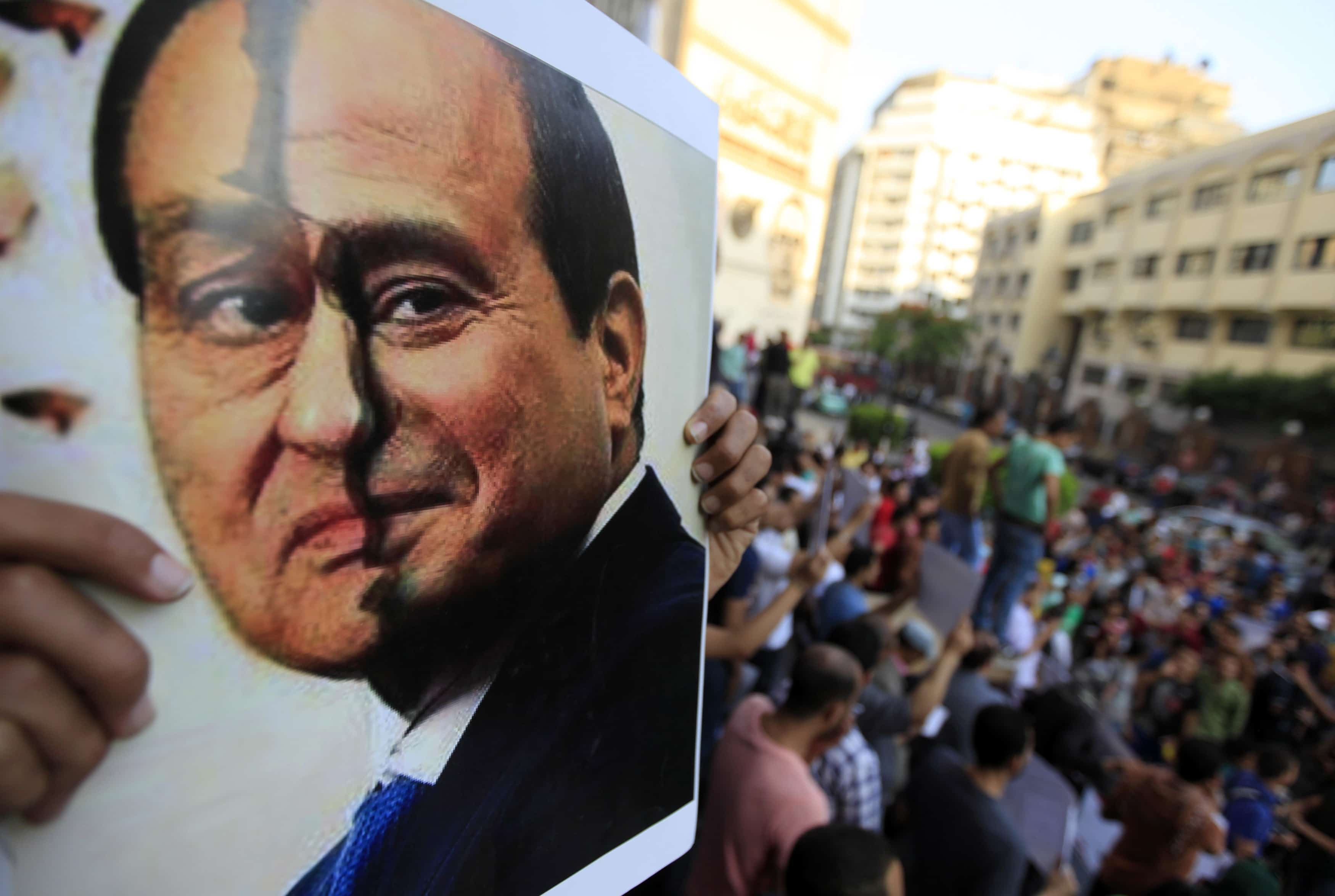 A poster show a placard with the faces of Egypt's ousted President Hosni Mubarak (L) and President Abdelfattah el-Sisi, REUTERS/Amr Abdallah Dalsh