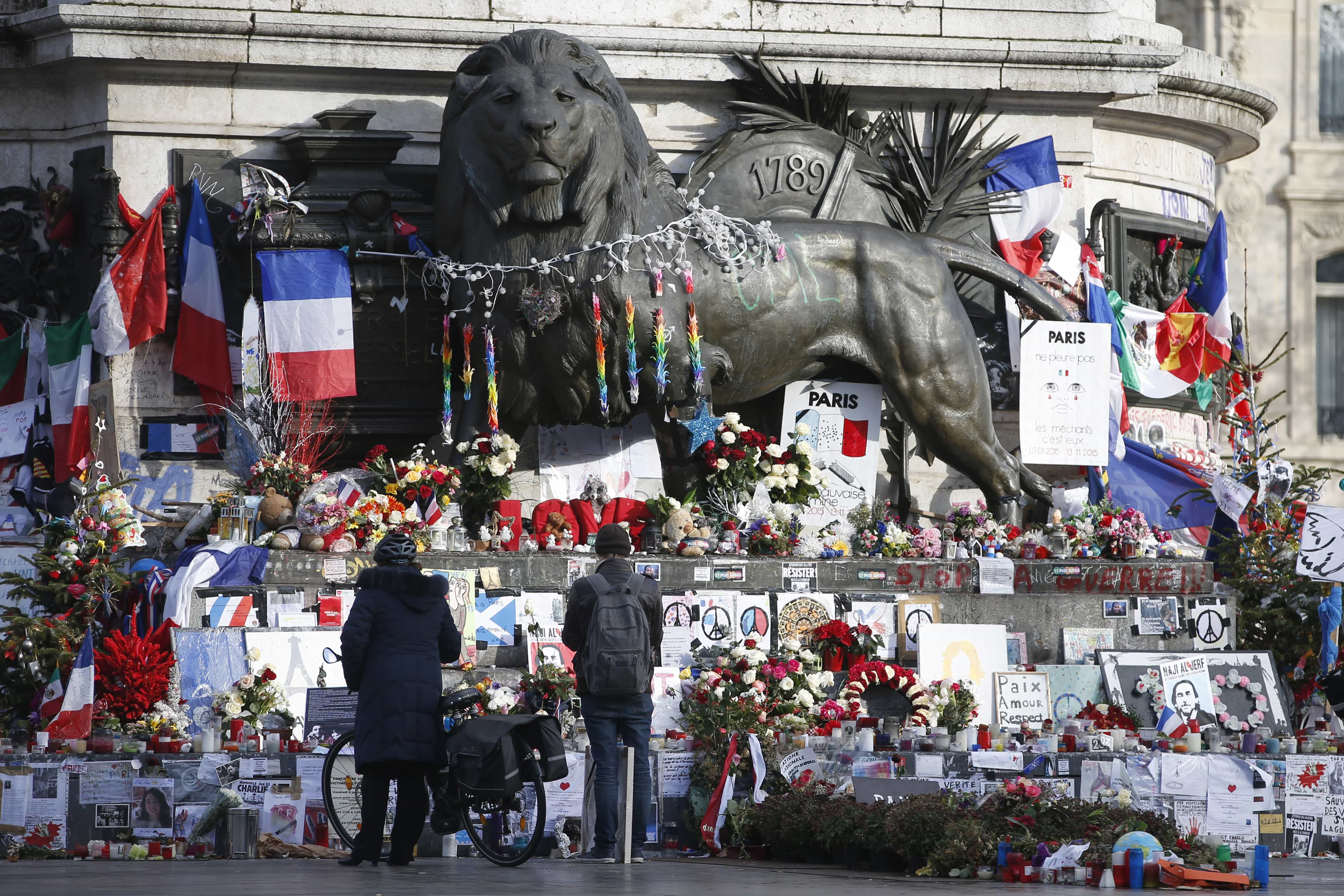 People pay tribute to the victims of last year's January and November shooting attacks in Paris, 6 January 2016, REUTERS/Charles Platiau