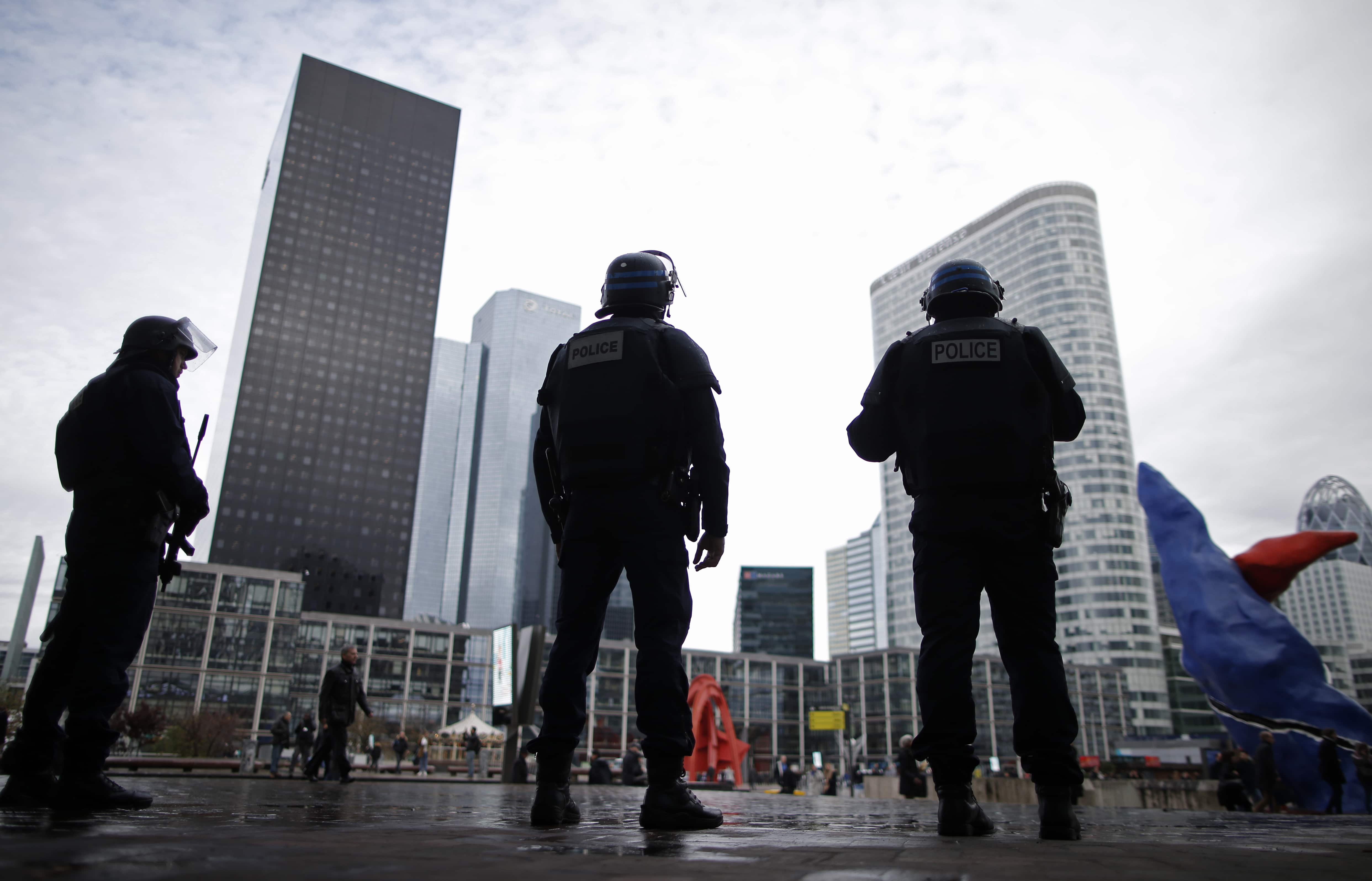 French police officers patrol at La Defense business district near Paris, 25 November 2015, REUTERS/Christian Hartmann