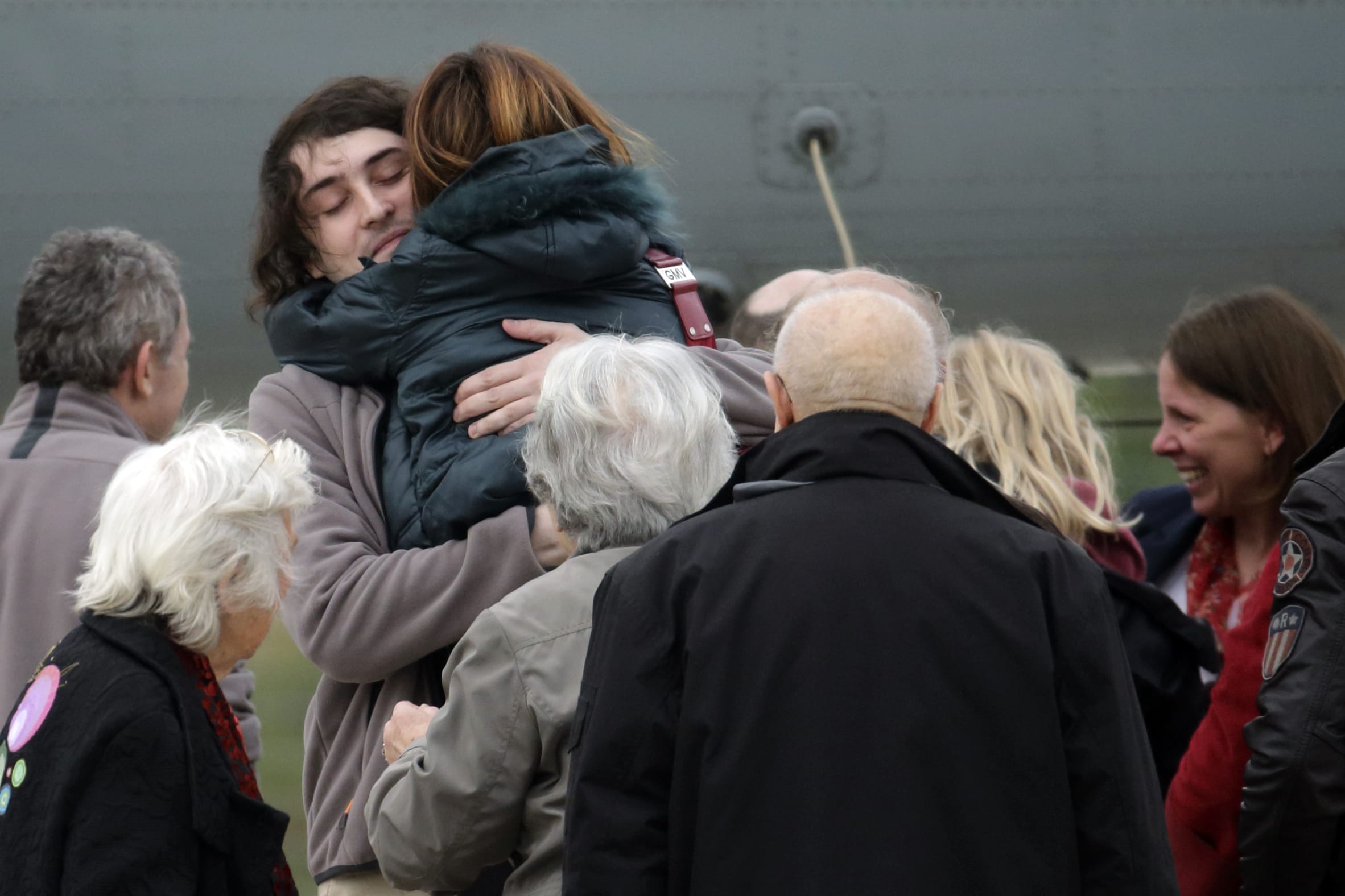 Former hostage, French journalist Edouard Elias is greeted by relatives as he arrives by helicopter from Evreux to the military airbase in Villacoublay, near Paris, on 20 April 2014, REUTERS/Philippe Wojazer